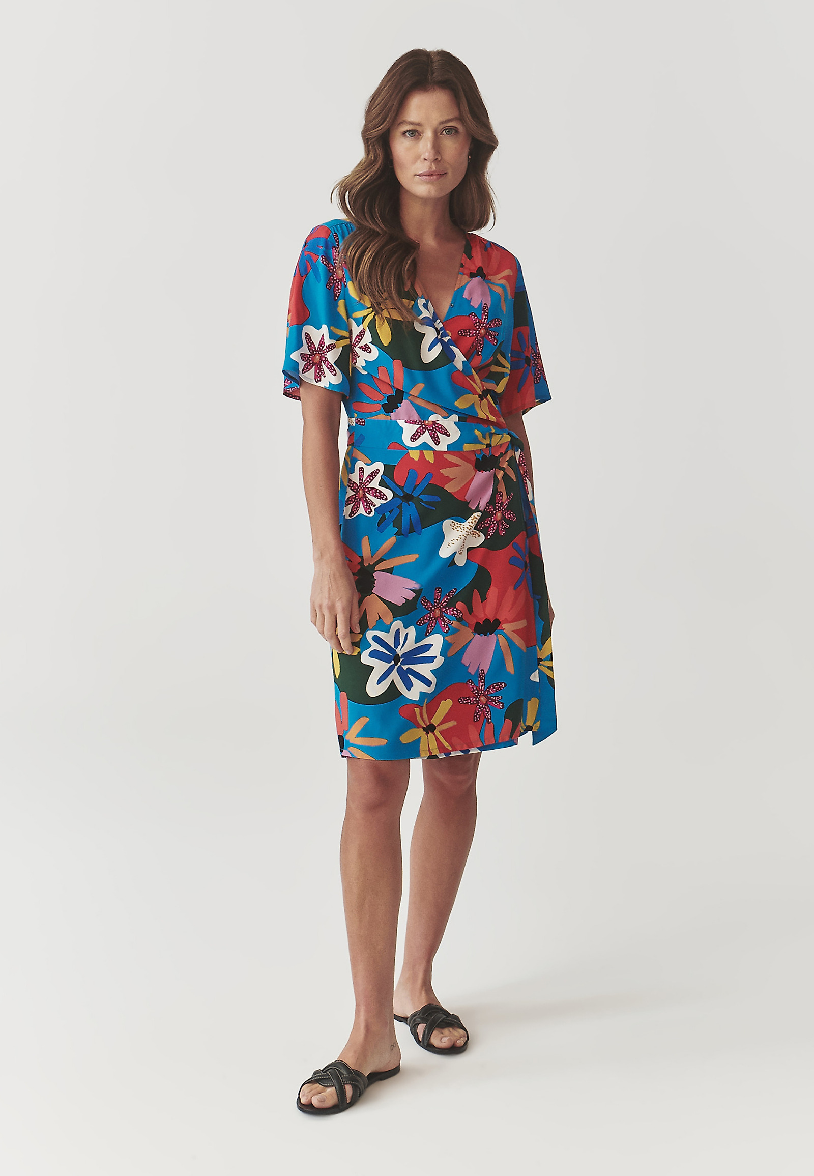 KWIECISTA WISKOZOWA SUKIENKA KOPERTOWA Z KRÓTKIM RĘKAWEM - TAKTI 1 KWIECISTA WISKOZOWA SUKIENKA KOPERTOWA Z KRÓTKIM RĘKAWEM - TAKTI 1 MULTIKOLOR 98184