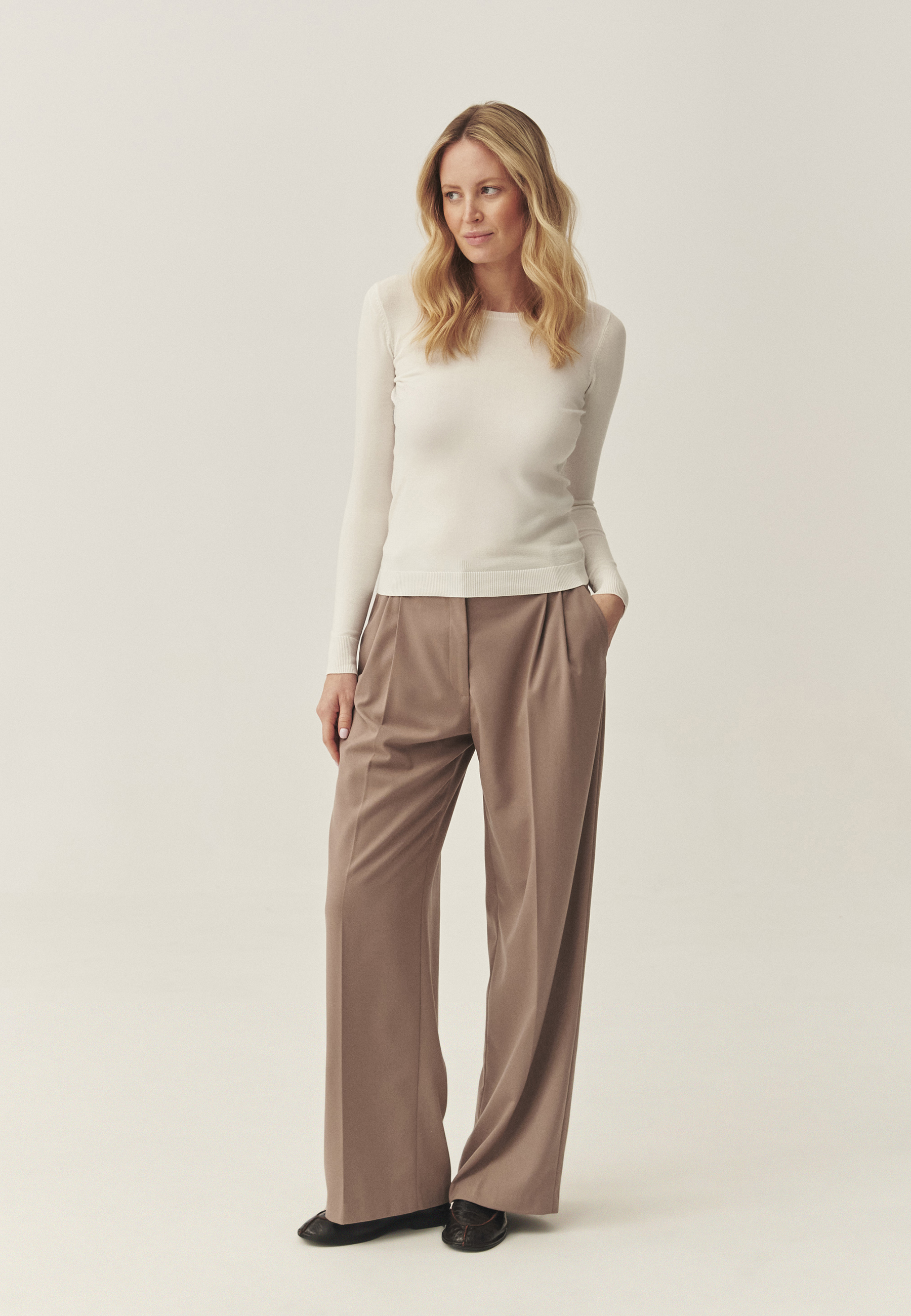 DÁMSKÝ KLASICKÝ SVETR S KULATÝM VÝSTŘIHEM - TESSINI