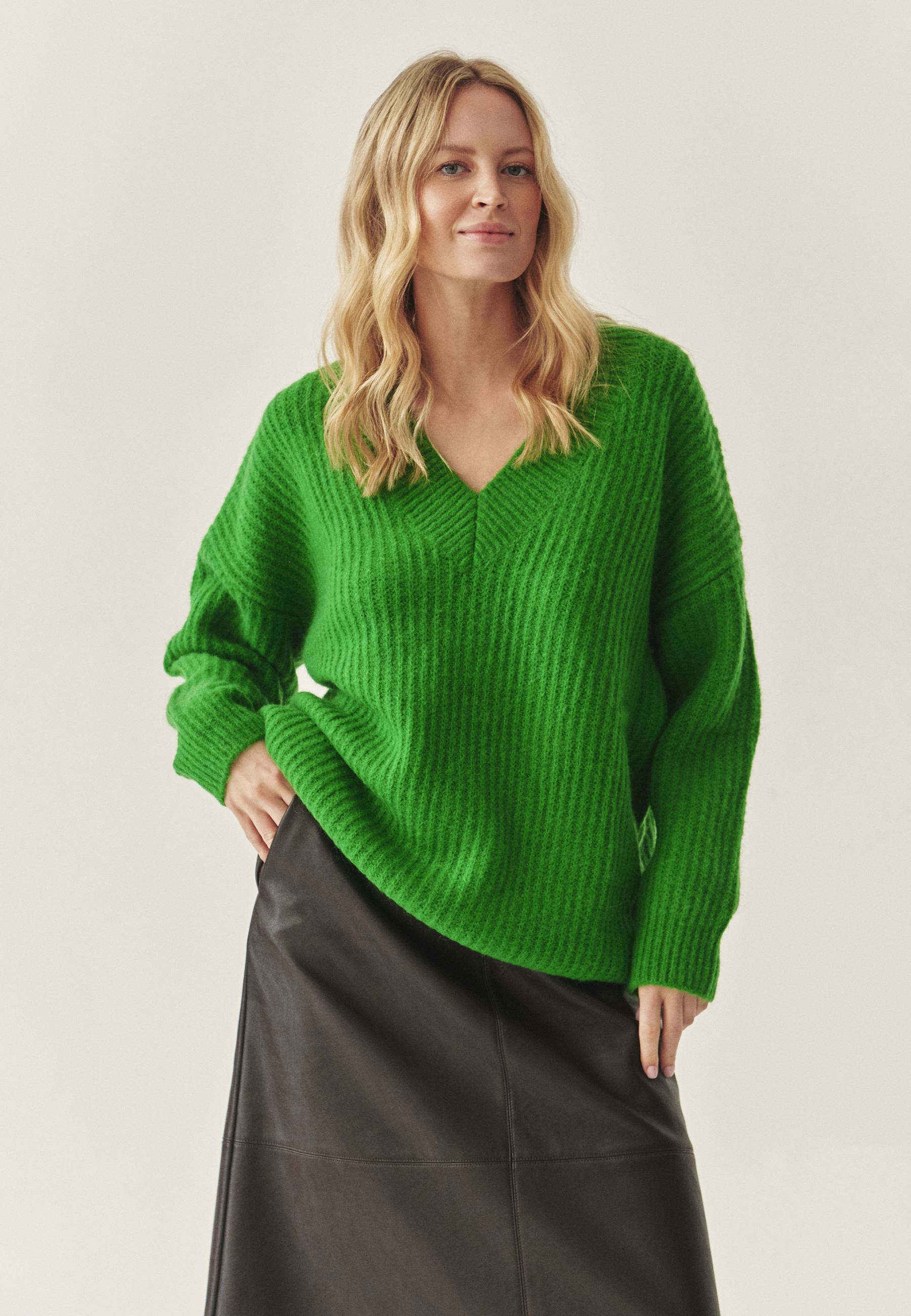 PULOVER DE DAMĂ OVERSIZE CU DECOLTEU ÎN FORMA LITEREI „V” — ONYX VERDE 2