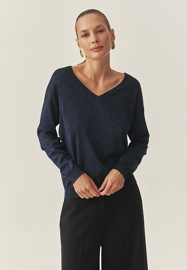 KLASYCZNY DAMSKI SWETER Z DEKOLTEM TYPU „V” I BŁYSZCZĄCĄ PRZĘDZĄ — FLARE KLASYCZNY DAMSKI SWETER Z DEKOLTEM TYPU „V” I BŁYSZCZĄCĄ PRZĘDZĄ — FLARE GRANATOWY 2