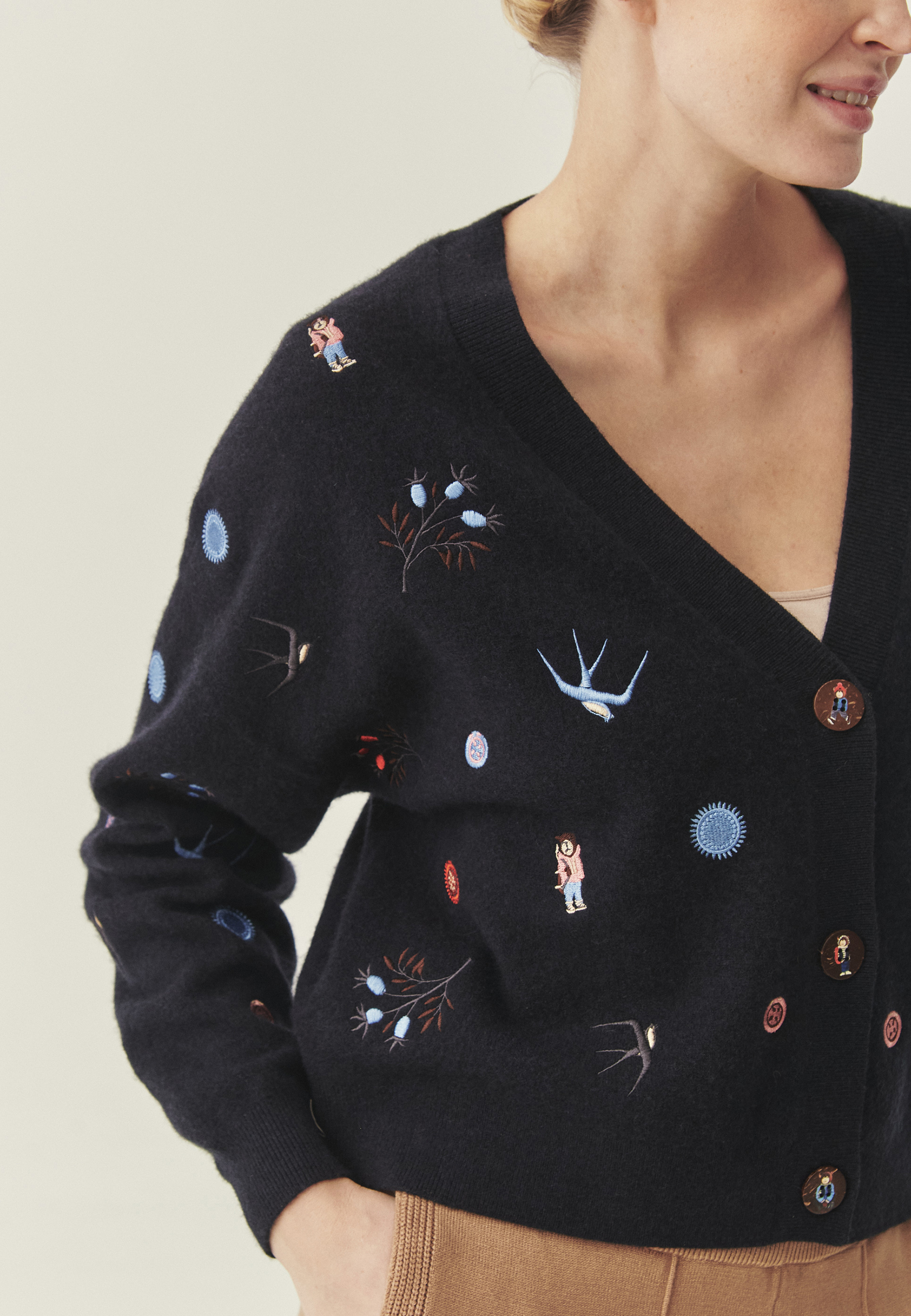 WEŁNIANY KARDIGAN Z BAJKOWYMI HAFTAMI - TEDA GRANATOWY 2