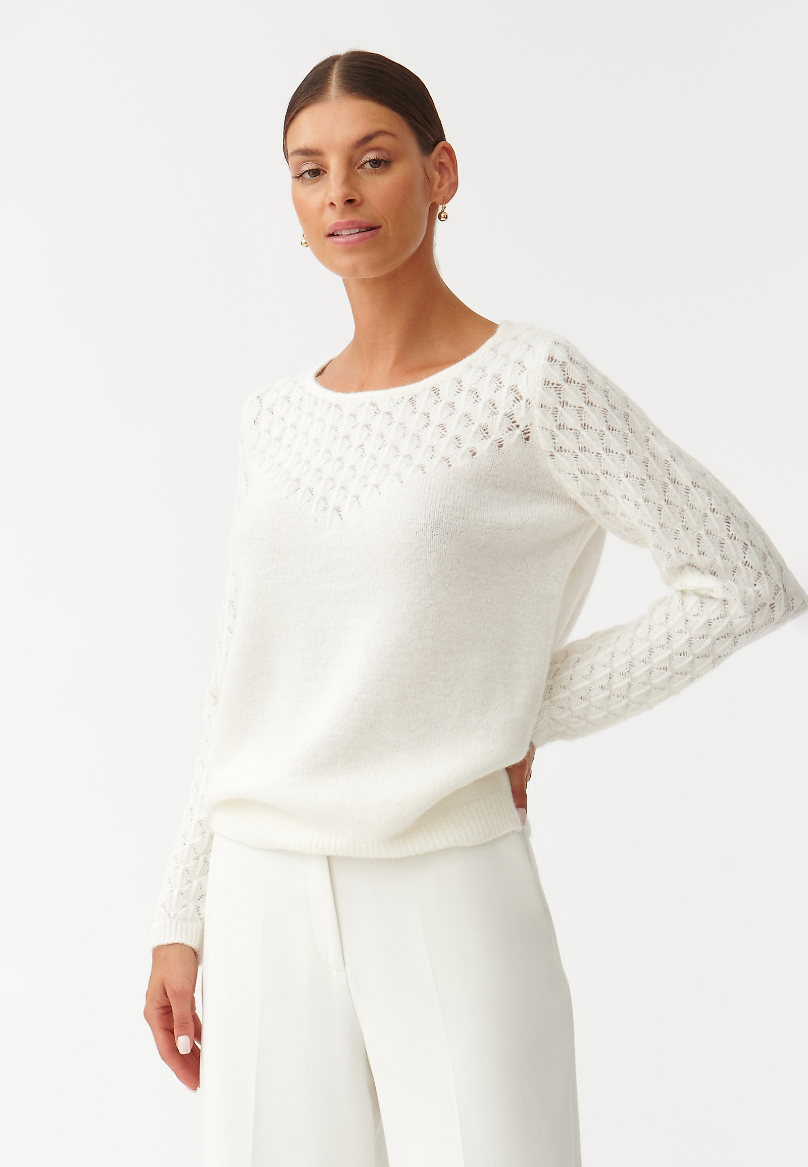 SWETER DAMSKI Z MIEJSCOWYM AŻUROWYM SPLOTEM PONTERO SWETER DAMSKI Z MIEJSCOWYM AŻUROWYM SPLOTEM PONTERO ECRU 92590