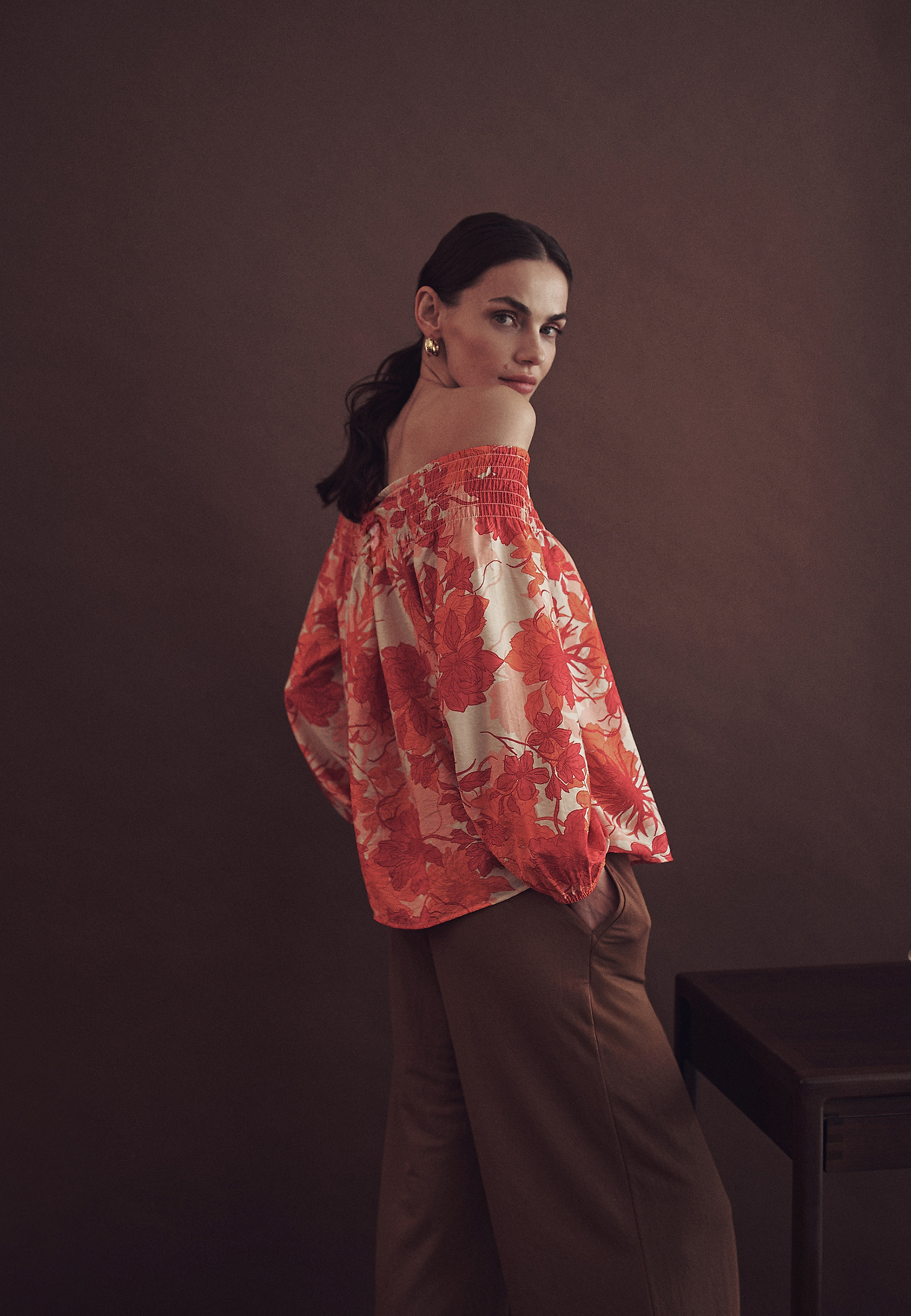 CVEČASTA BLUZA S ŠPANRSKO DEKOLTEJEM - ZAHIA CVEČASTA BLUZA S ŠPANRSKO DEKOLTEJEM - ZAHIA ORANŽNA 113243