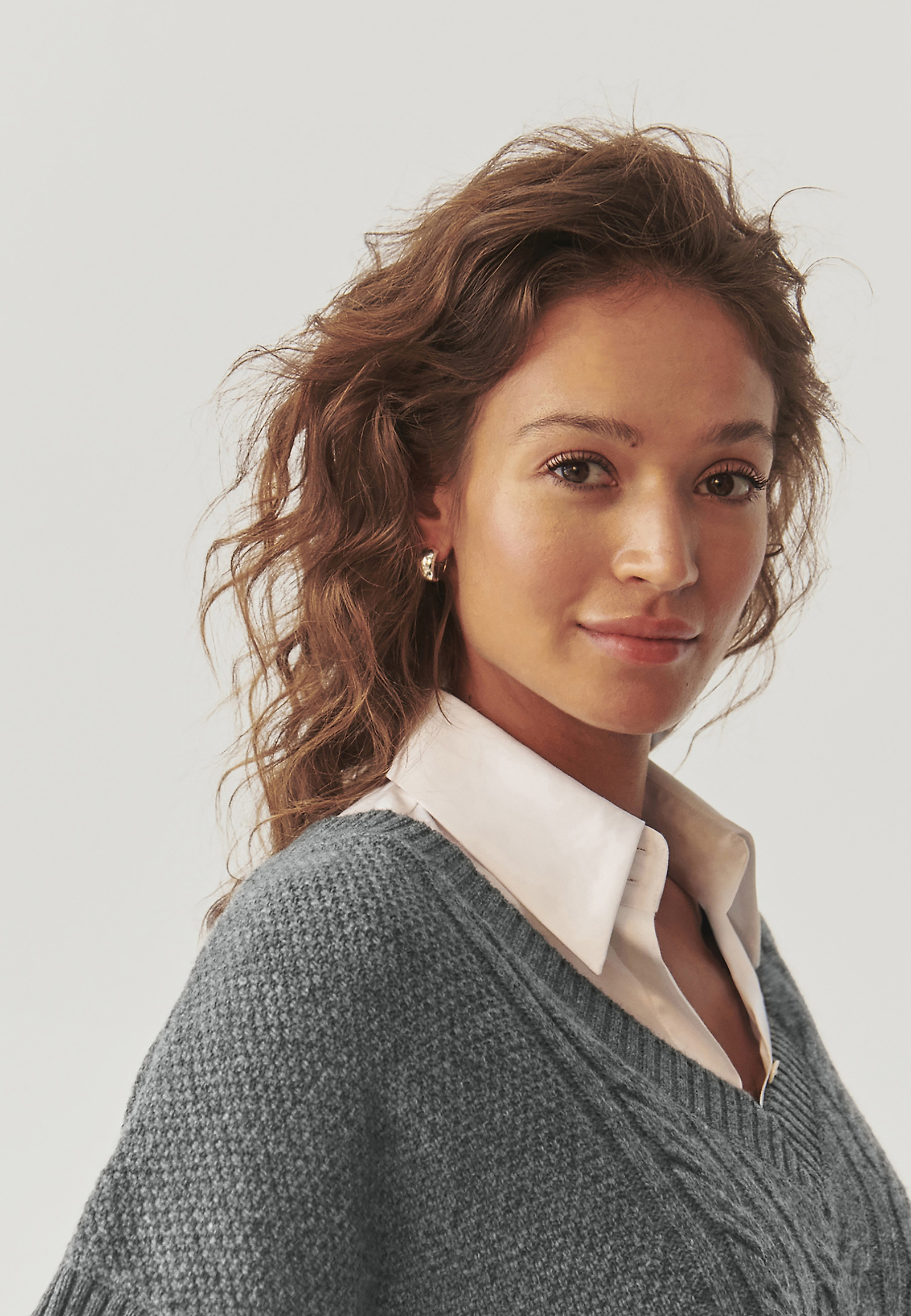 DÁMSKA PLETENÁ VESTA S VÝSTRIHOM DO V – LENA DÁMSKA PLETENÁ VESTA S VÝSTRIHOM DO V – LENA SIVÁ 103826