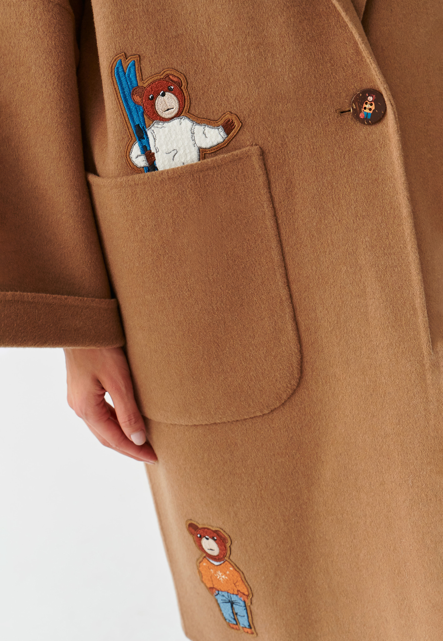 OVERSIZOWY PŁASZCZ DAMSKI Z NASZYWKAMI Z MISIEM USZATKIEM MISIOLANTA