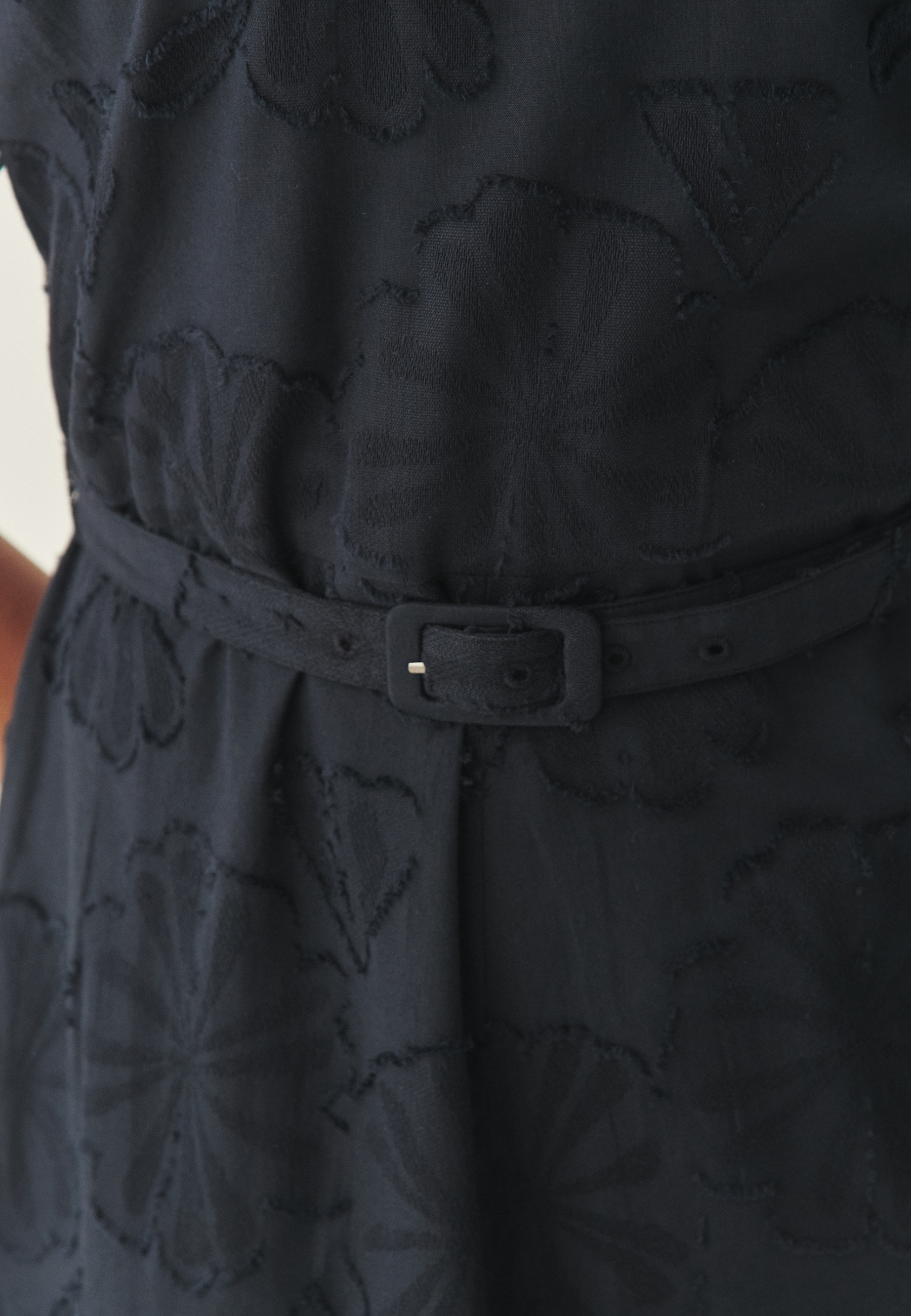 BAWEŁNIANA SUKIENKA Z KWIATOWYM HAFTEM - NIKITA Z GRANATOWY 2