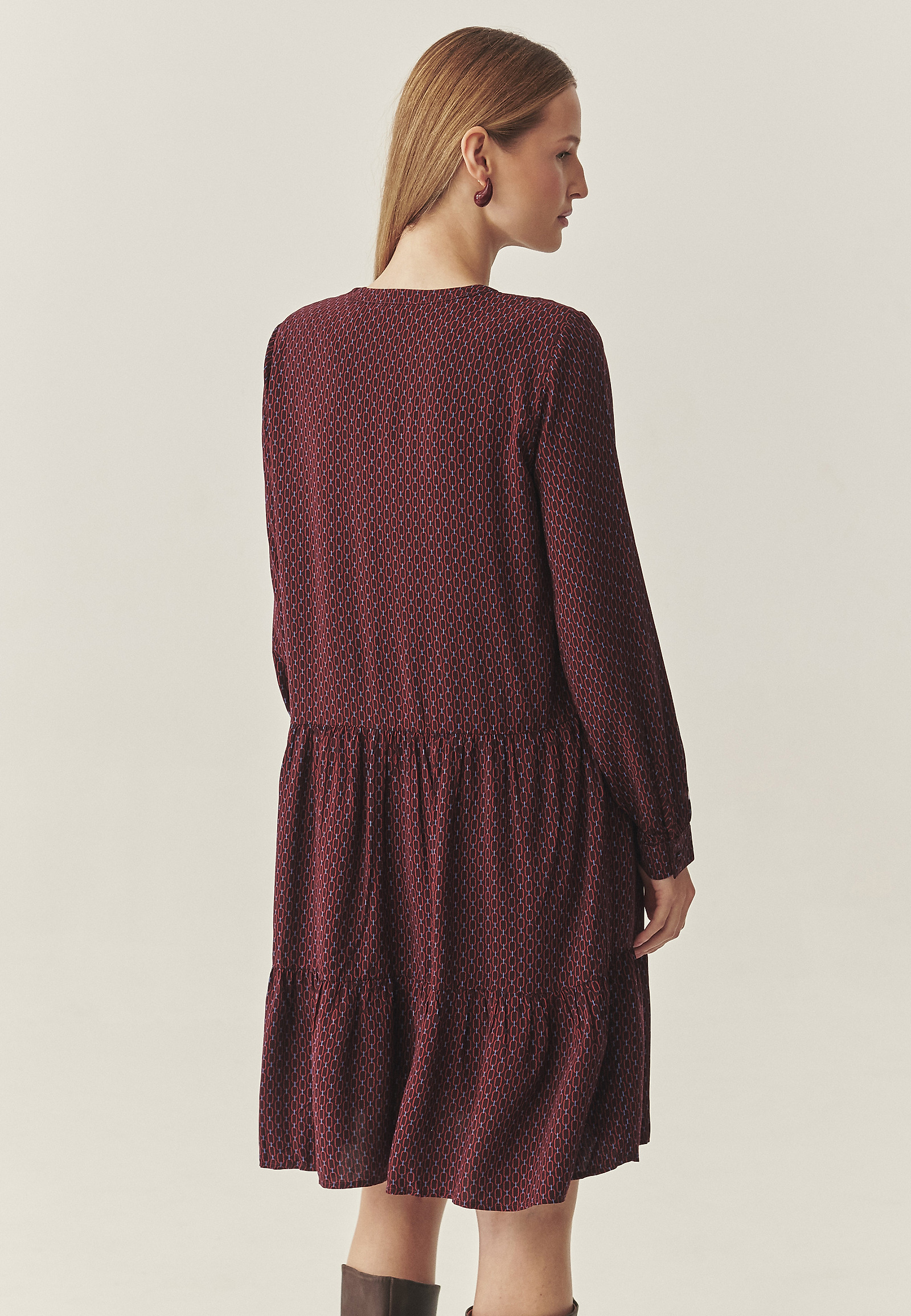 DÁMSKÉ PLÁTĚNÉ ŠATY ROZŠÍŘENÉHO STŘIHU S ORIGINÁLNÍM VZOREM — MISTY DÁMSKÉ PLÁTĚNÉ ŠATY ROZŠÍŘENÉHO STŘIHU S ORIGINÁLNÍM VZOREM — MISTY VÍCEBAREVNÝ 118130