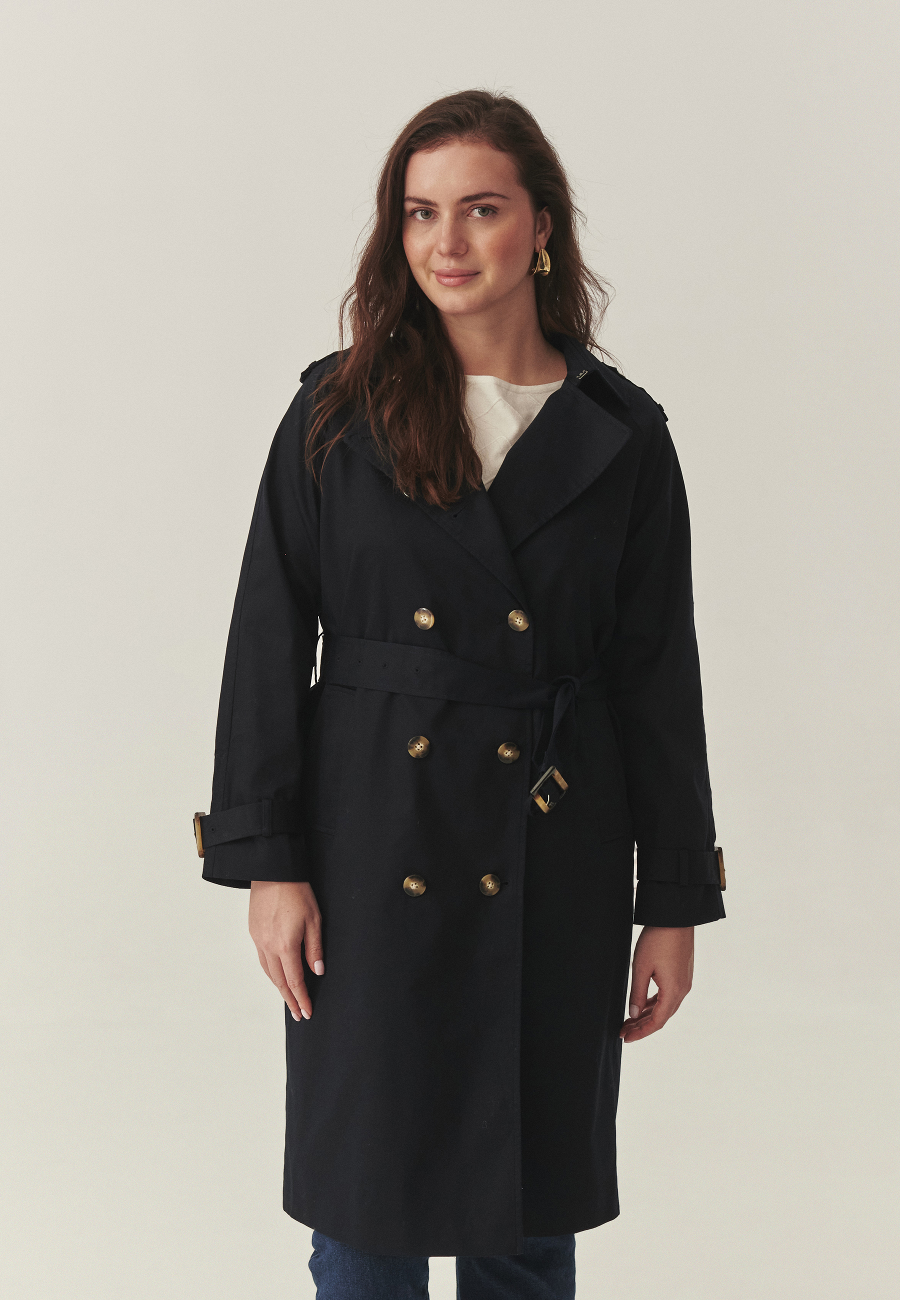 KLASICKÝ TRENČKOT — BATIA TMAVĚ MODRÁ 2