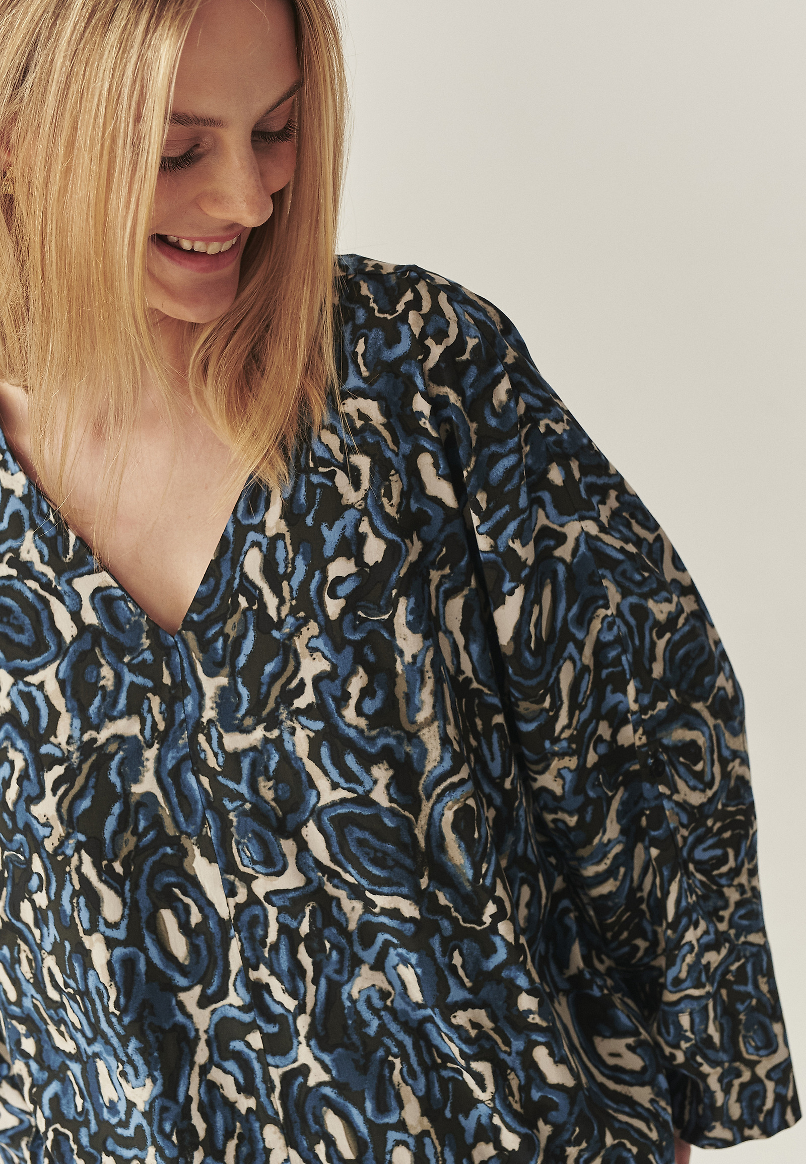 BLUZA IZ VISKOZE Z ORIGINALNIM DIZAJNOM - VIVIENNE 1 BLUZA IZ VISKOZE Z ORIGINALNIM DIZAJNOM - VIVIENNE 1 VEČBARVNA 114389