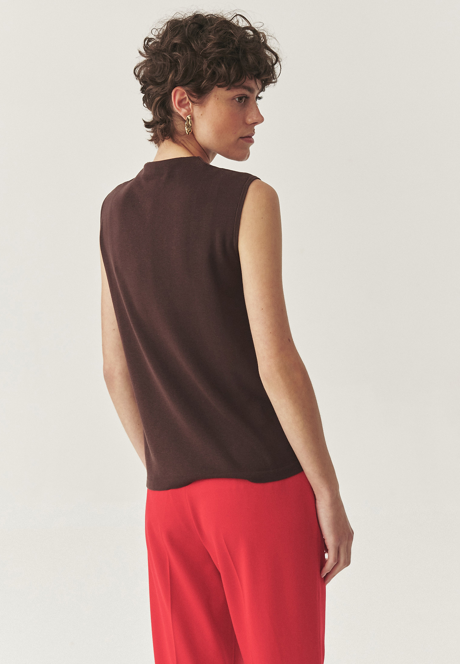 BLÚZKA BEZ RUKÁVOV S VLNENOU ZMESOU - KEZI BLÚZKA BEZ RUKÁVOV S VLNENOU ZMESOU - KEZI HNEDÁ 113583