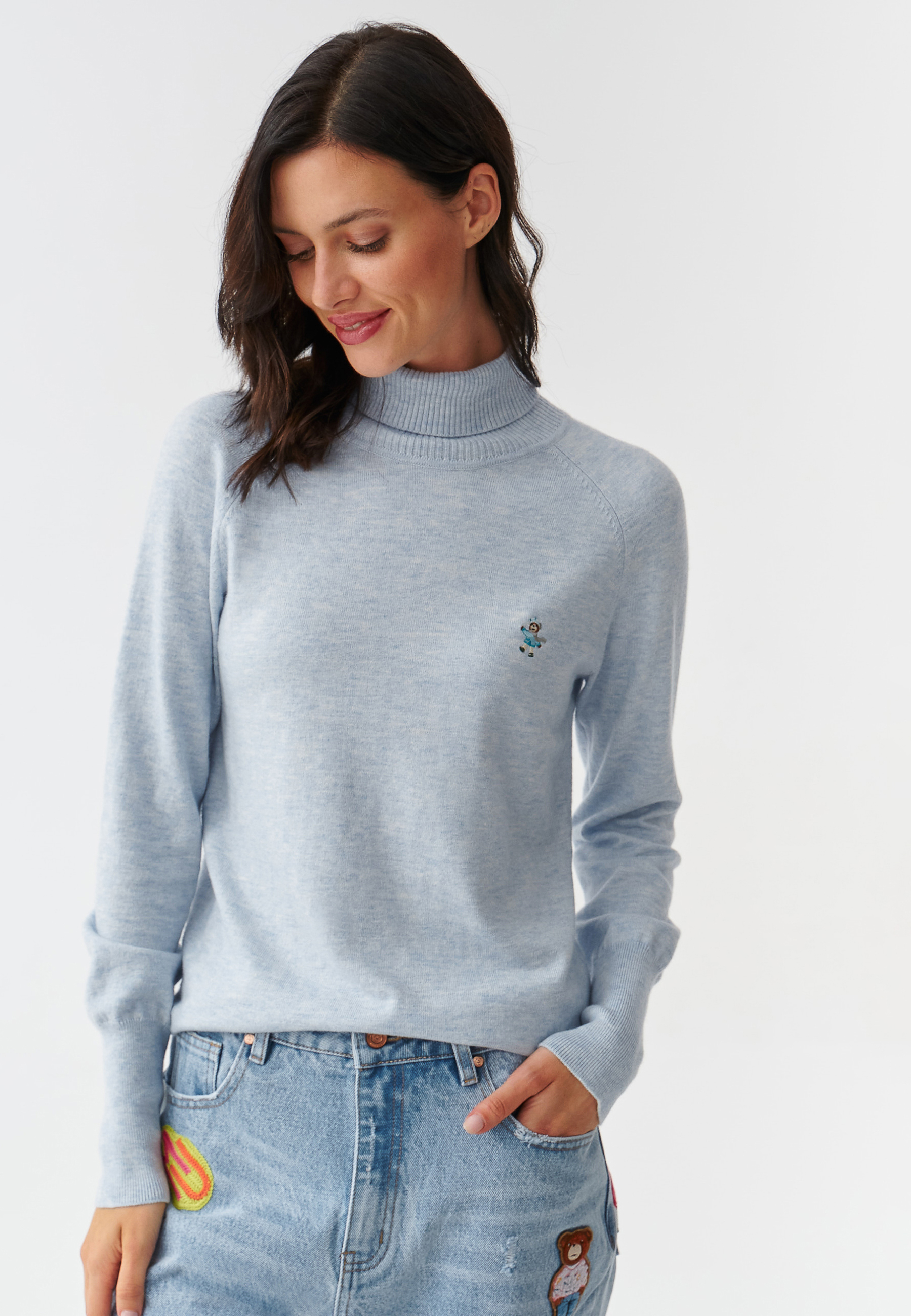 KLASYCZNY SWETER DAMSKI Z GOLFEM Z HAFTOWANYM MISIEM USZATKIEM NEKO