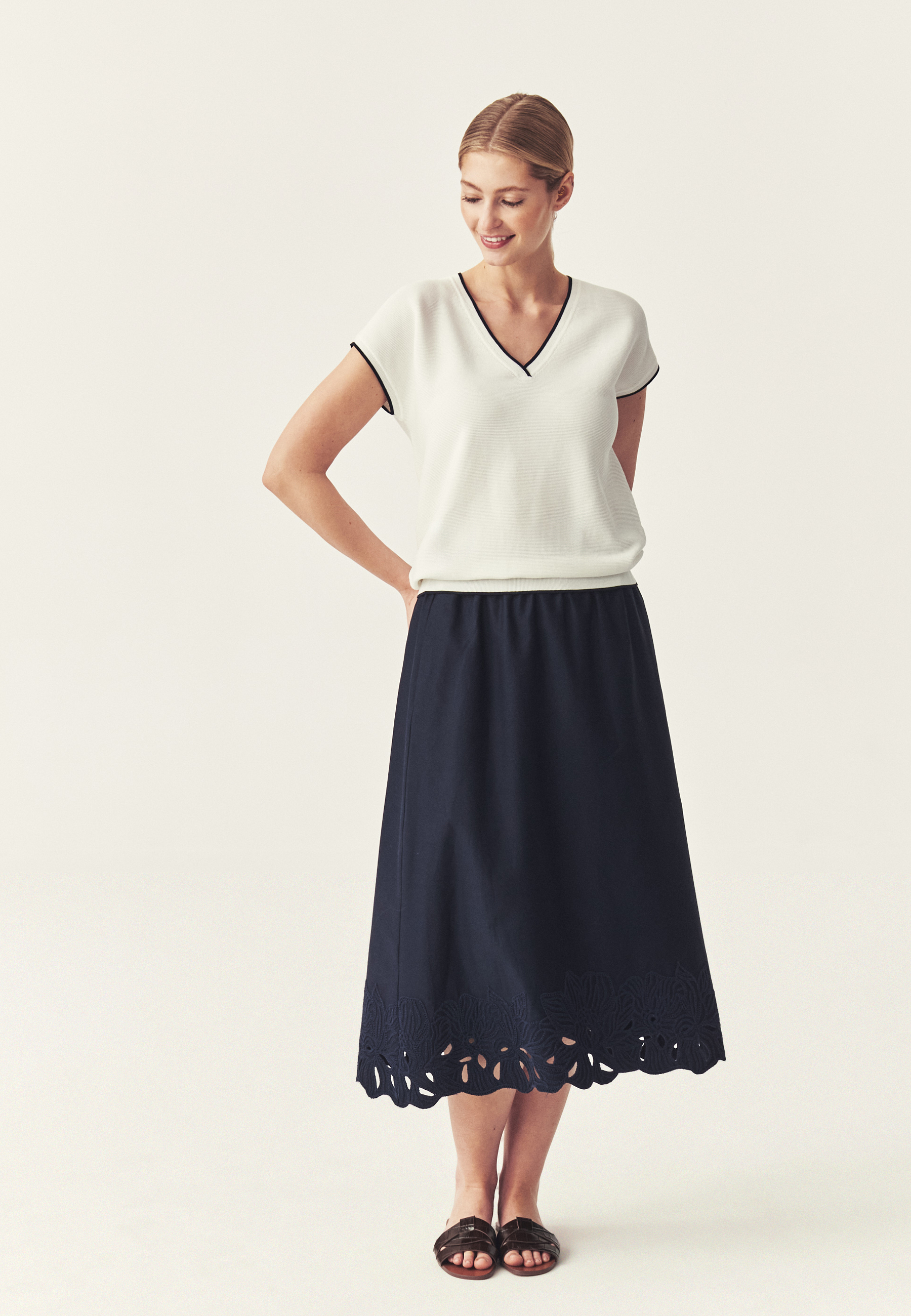 BAWEŁNIANA SPÓDNICA Z HAFTEM - OPTITA GRANATOWY 2