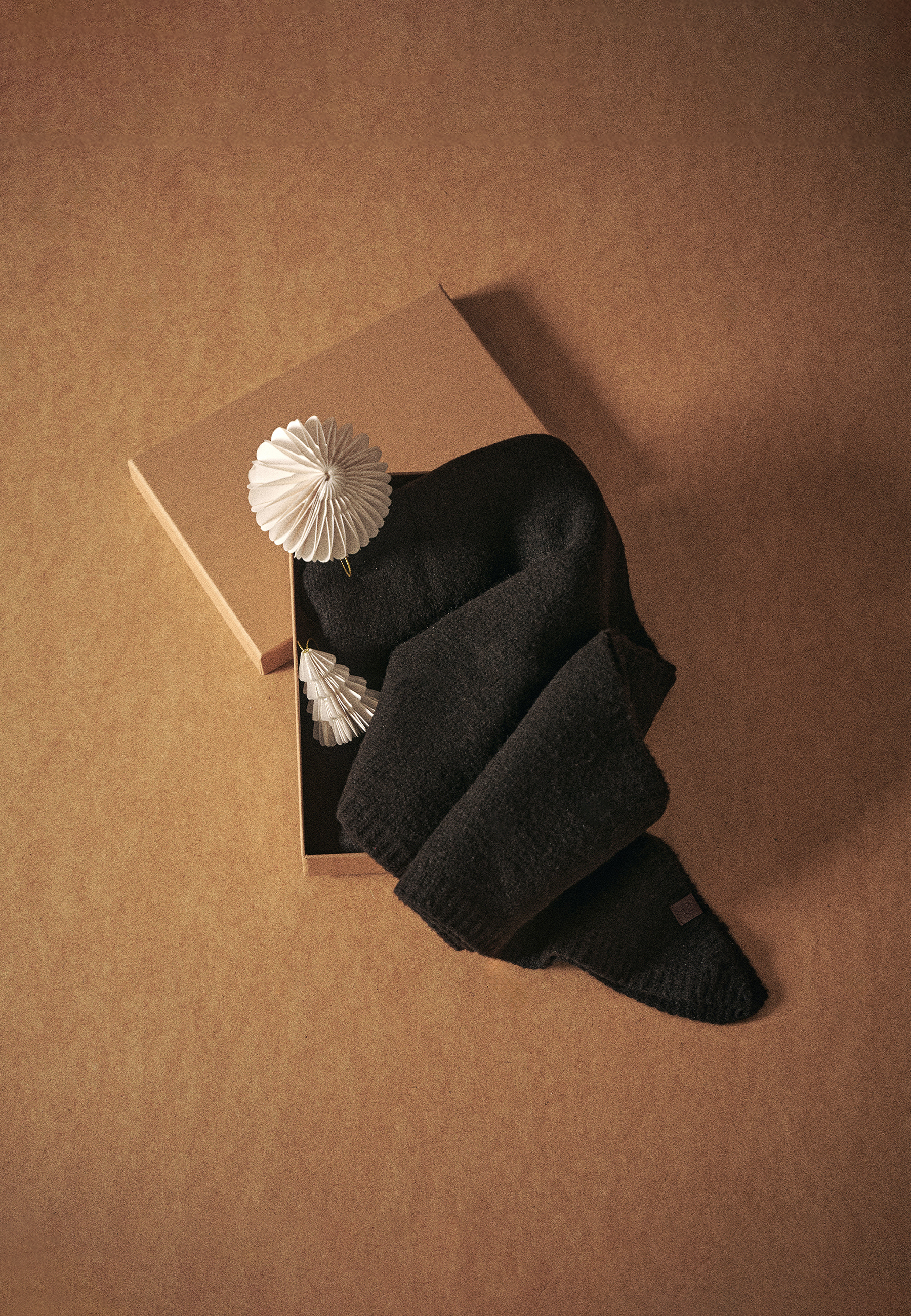 TRÓJKĄTNY SZALIK Z DOMIESZKĄ WEŁNY - SNUGA 1 BRĄZOWY 2