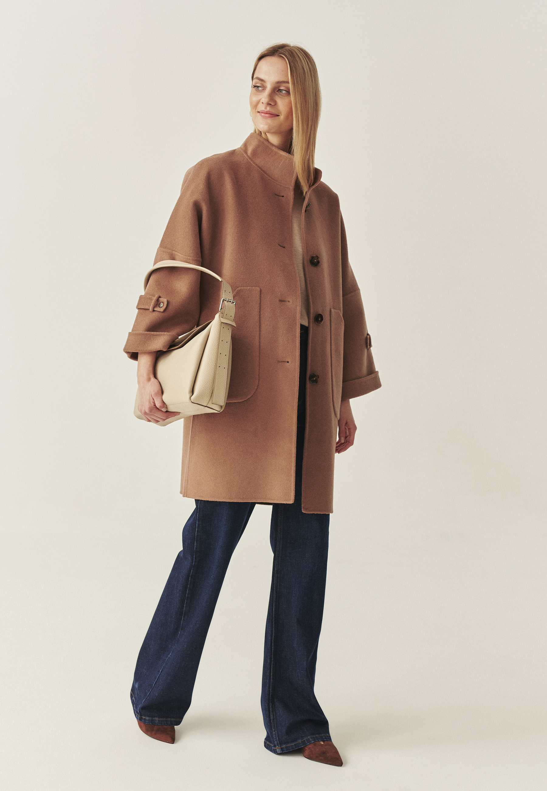 KLASICKÁ KABELKA CEZ RAMENO Z PRAVEJ KOŽE - DELORA BÉŽOVÁ 2