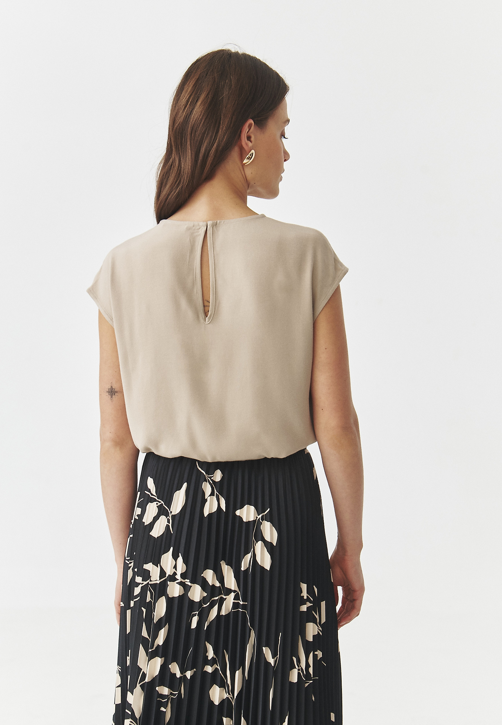 BLUZA IZ VISKOZE Z GUBAMI - ZIMO 1 BLUZA IZ VISKOZE Z GUBAMI - ZIMO 1 BEŽ 107219