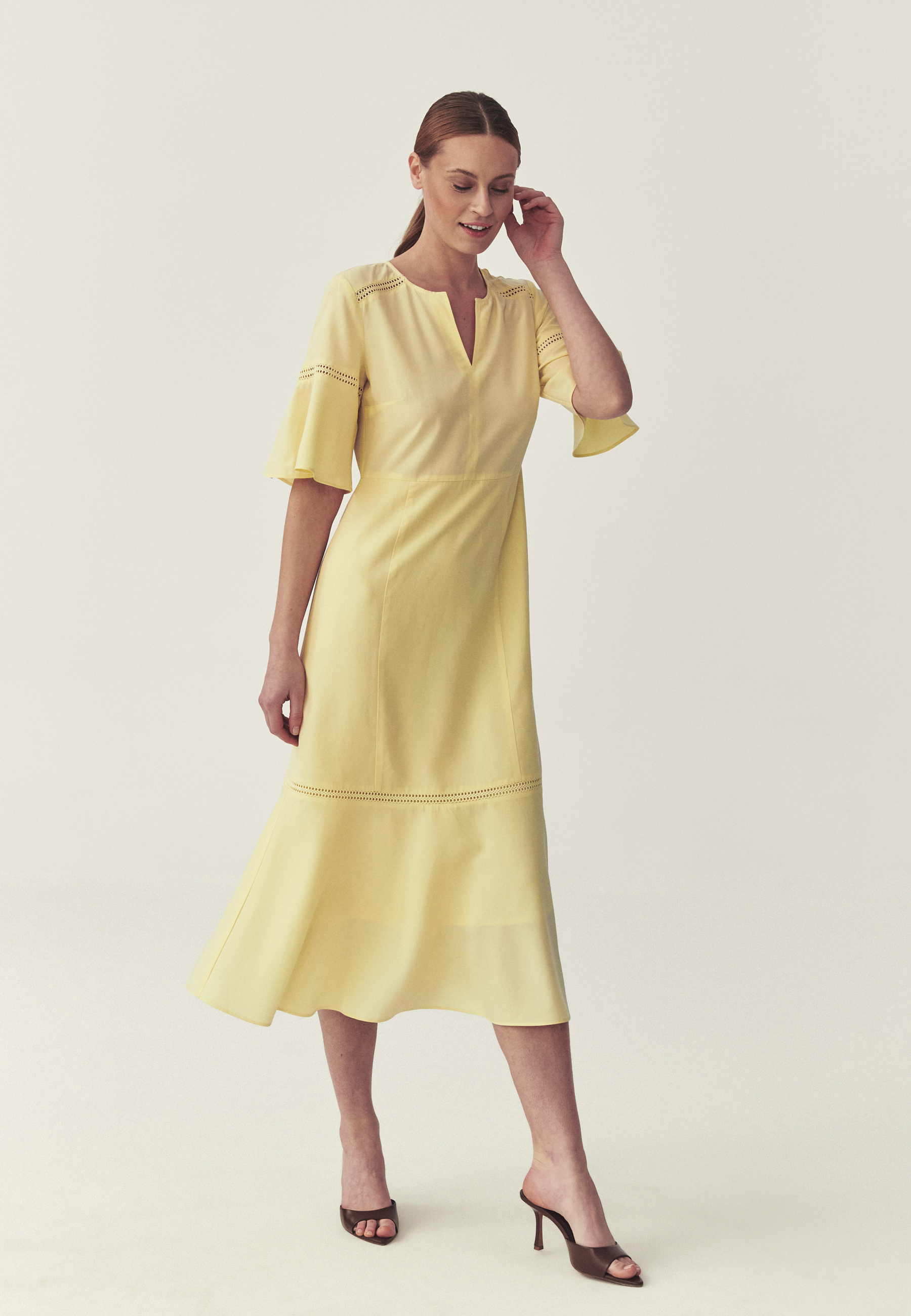 KRÉMOVÉ ŠATY S ĽANOM – BUSSA