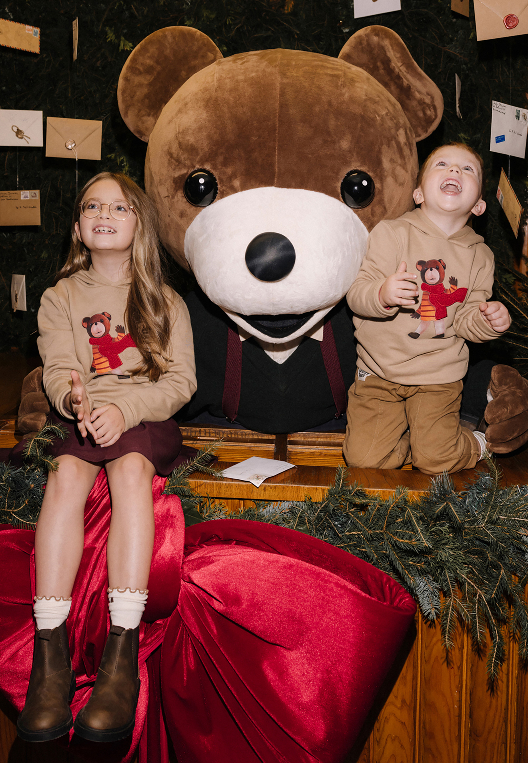 DZIANINOWA BLUZA DZIECIĘCA Z MOTYWEM MISIA USZATKA — OLI BEŻOWY 2