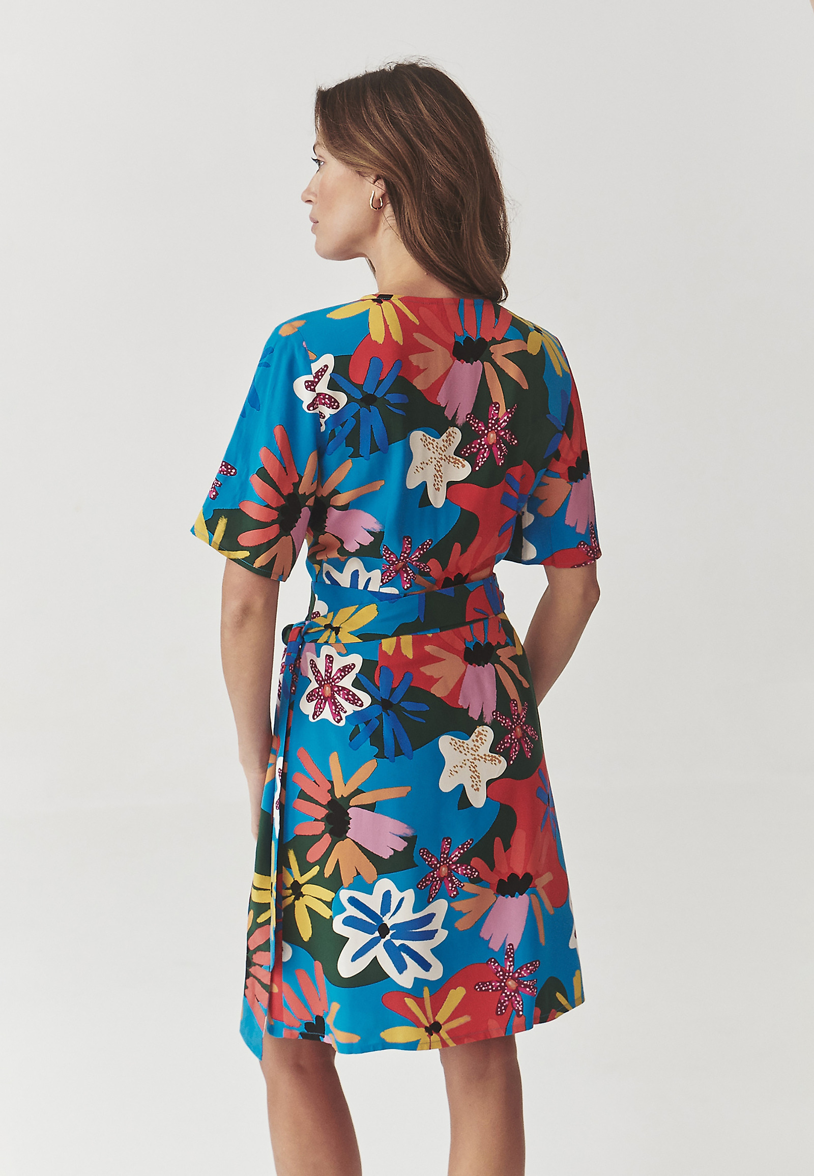 KWIECISTA WISKOZOWA SUKIENKA KOPERTOWA Z KRÓTKIM RĘKAWEM - TAKTI 1 KWIECISTA WISKOZOWA SUKIENKA KOPERTOWA Z KRÓTKIM RĘKAWEM - TAKTI 1 MULTIKOLOR 98186