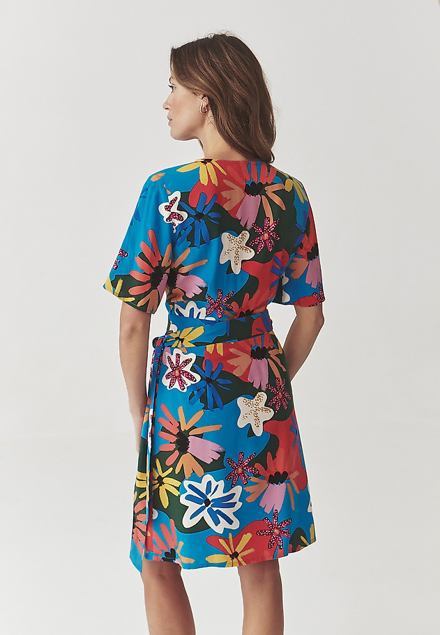 KWIECISTA WISKOZOWA SUKIENKA KOPERTOWA Z KRÓTKIM RĘKAWEM - TAKTI 1 KWIECISTA WISKOZOWA SUKIENKA KOPERTOWA Z KRÓTKIM RĘKAWEM - TAKTI 1 MULTIKOLOR 3