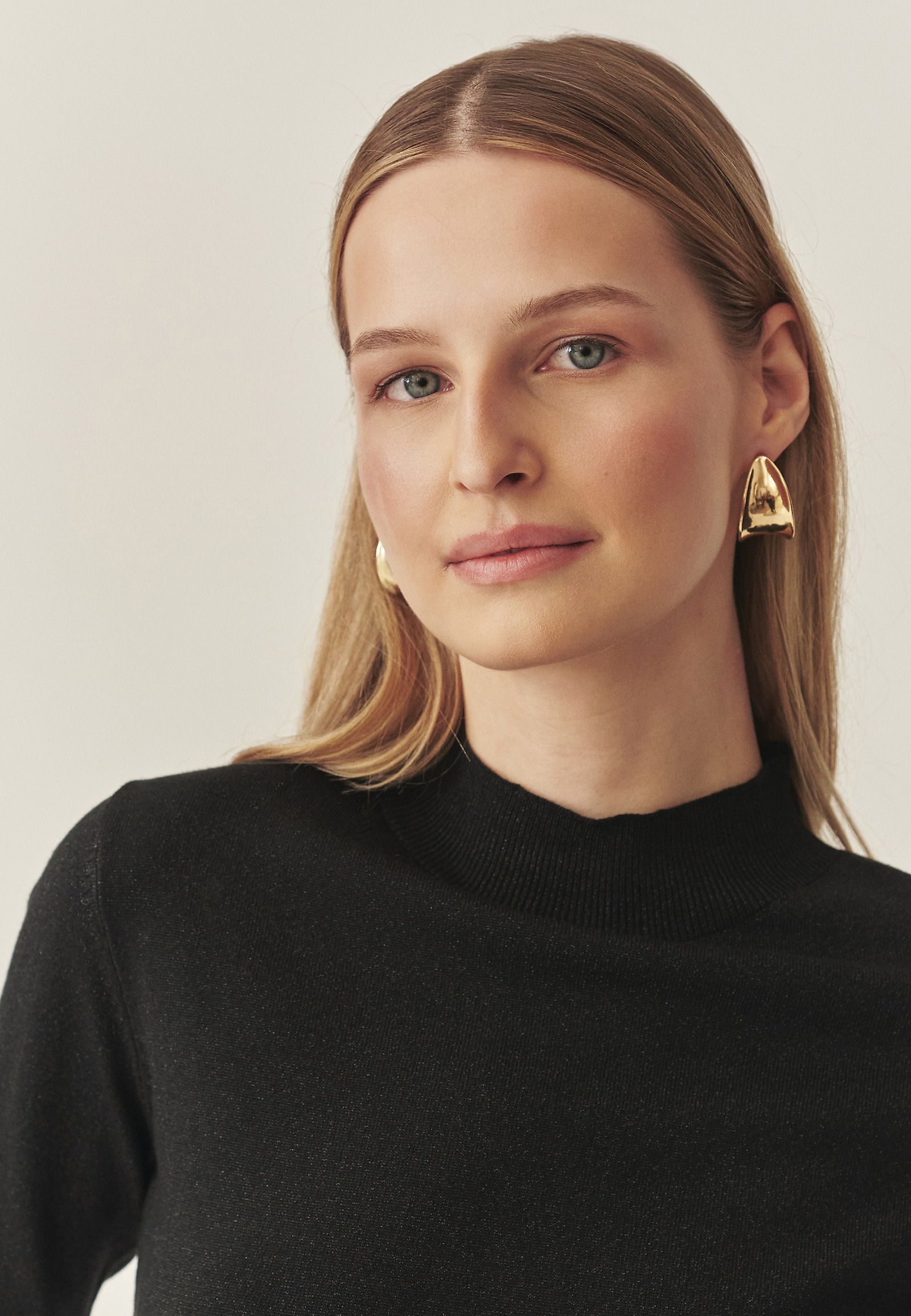 KLASYCZNY SWETER Z METALIZOWANYM WŁÓKNEM - LULU KLASYCZNY SWETER Z METALIZOWANYM WŁÓKNEM - LULU CZARNY 118872