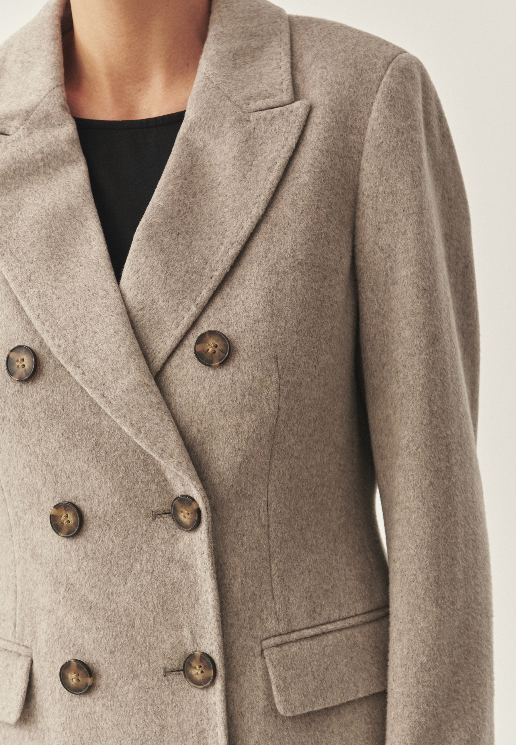 DÁMSKY LÁTKOVÝ DVOJRADOVÝ KABÁT – TELMA BÉŽOVÁ 2