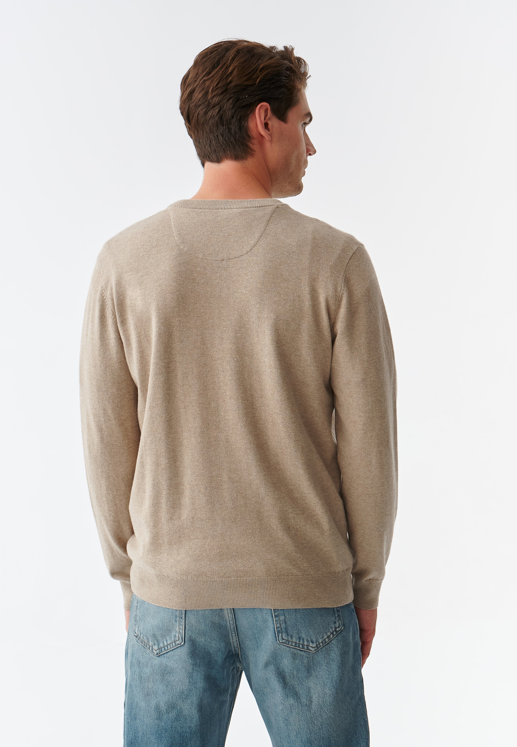 KLASICKÝ PÁNSKY SVETER S VÝŠIVKOU S MOTÍVOM MACKA UŠKA JACK BÉŽOVÁ 2