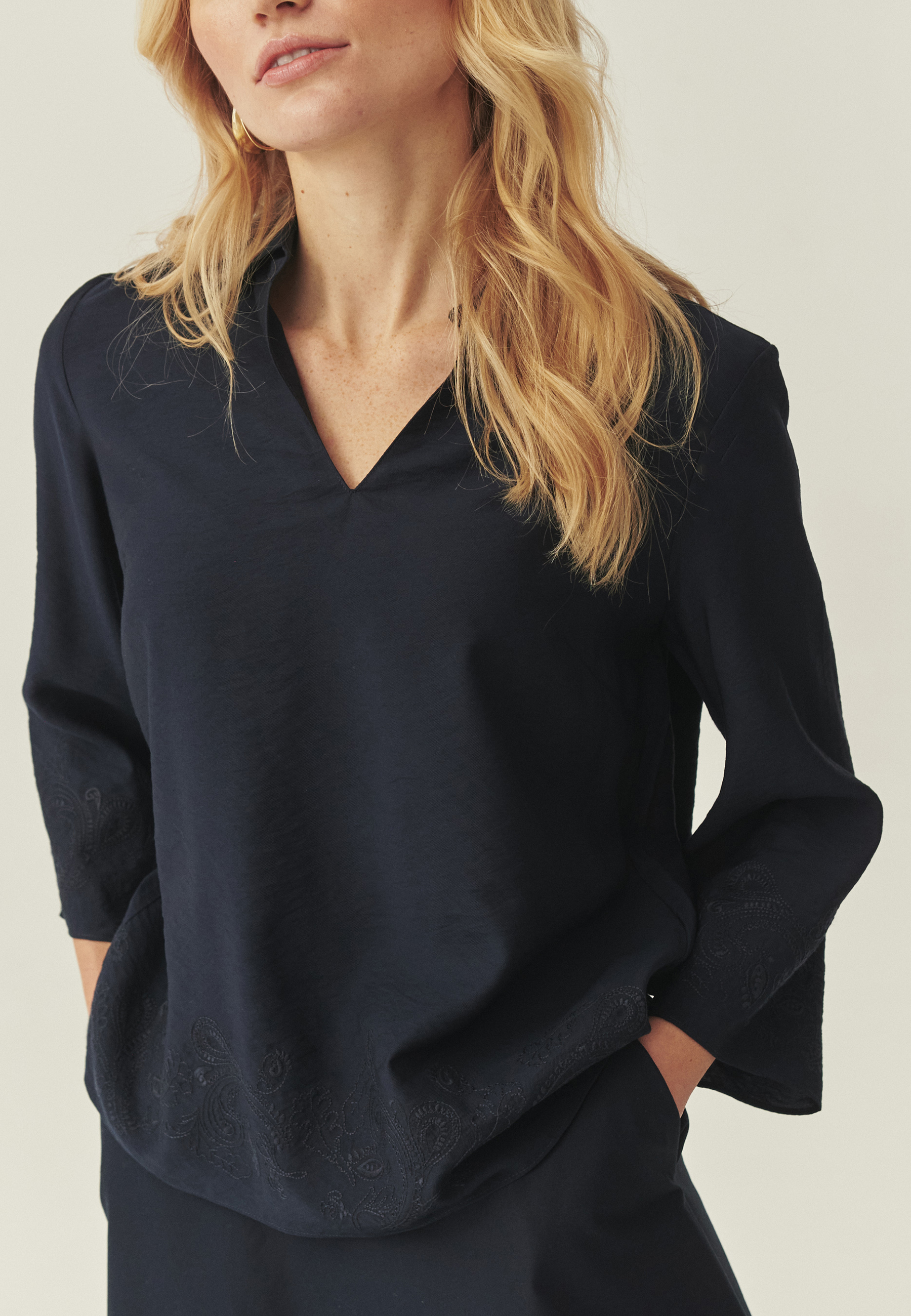 BLUZĂ ÎNNOPTATĂ CU BRODERIE - HATARI