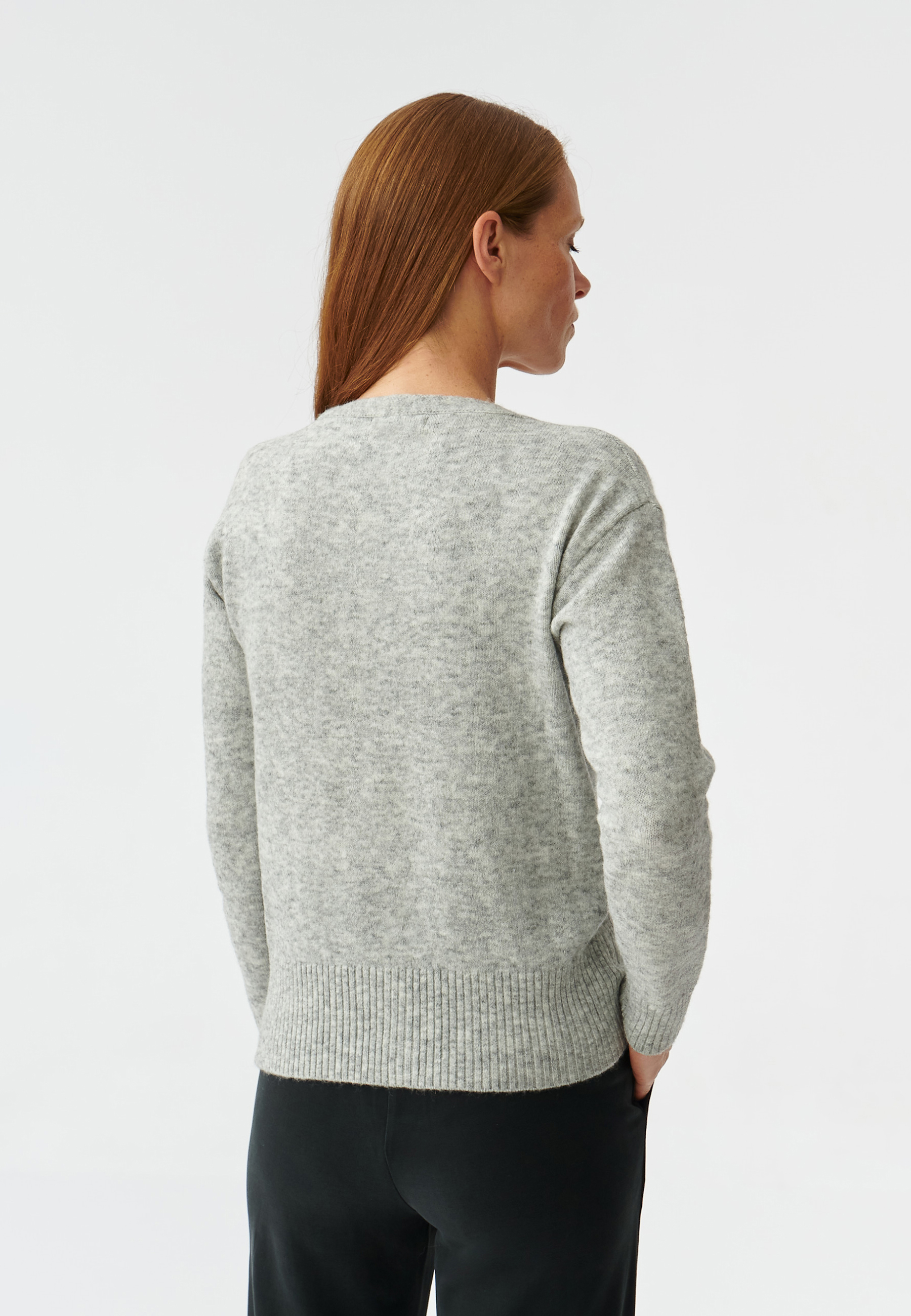 DÁMSKY SVETER S GOMBÍKMI A VÝSTRIHOM V TVARE V OKORO