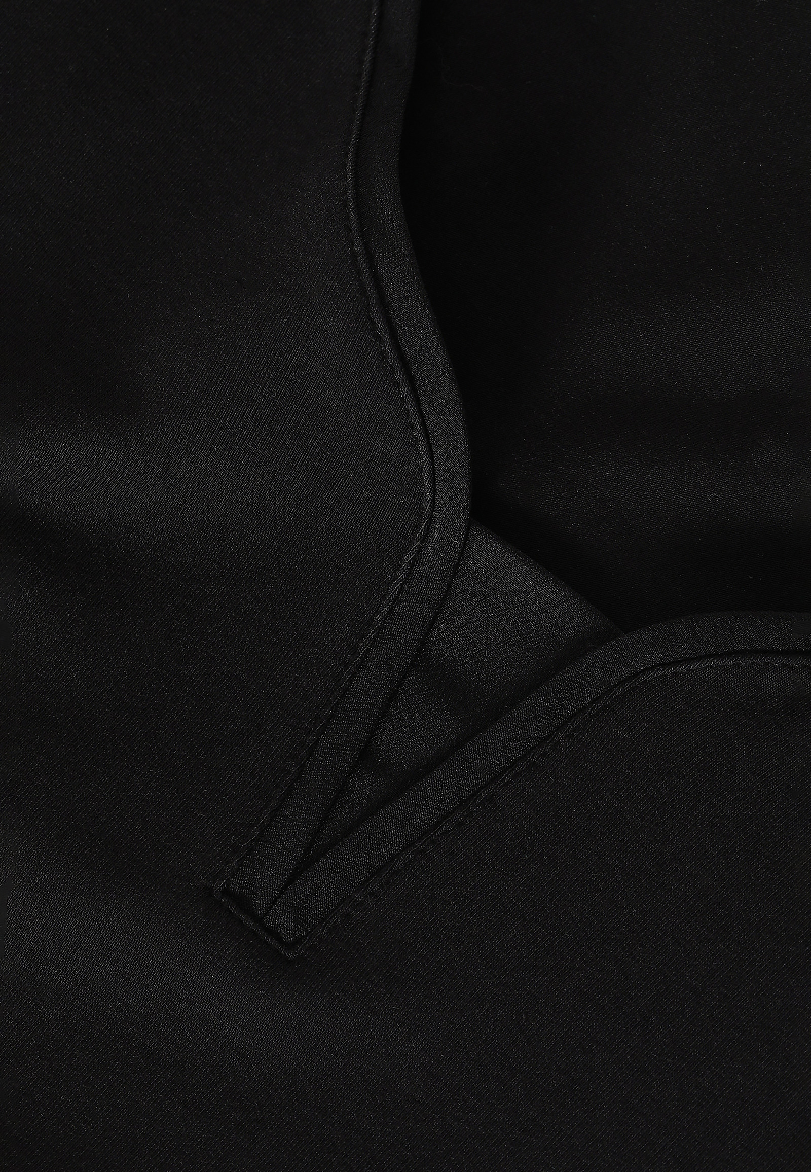 LADIES’ BLOUSE WITH DECORATIVE NECKLINE LAKATI LADIES’ BLOUSE WITH DECORATIVE NECKLINE LAKATI BLACK 91573