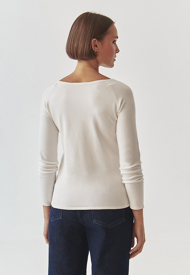 KLASYCZNY DAMSKI SWETER Z DEKOLTEM W ŁÓDKĘ - BROOKE KLASYCZNY DAMSKI SWETER Z DEKOLTEM W ŁÓDKĘ - BROOKE ECRU 4