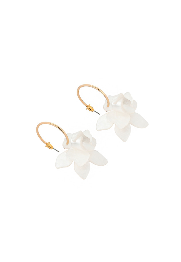 ELEGANT EARRINGS WITH A FLORAL MOTIF — GETTY ELEGANT EARRINGS WITH A FLORAL MOTIF — GETTY ECRU 4