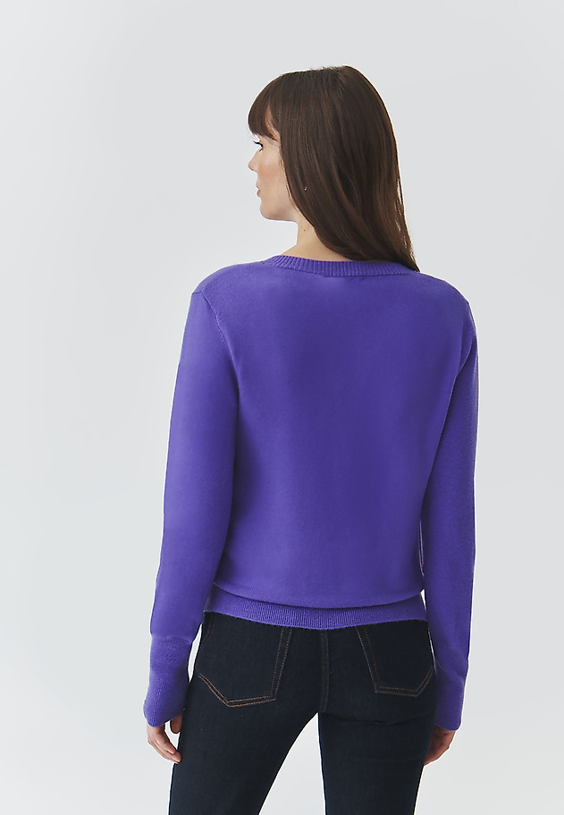 LADIES’ WOOL SWEATER WITH A V-SHAPED NECKLINE - RONI LADIES’ WOOL SWEATER WITH A V-SHAPED NECKLINE - RONI FIOLETOWY 4