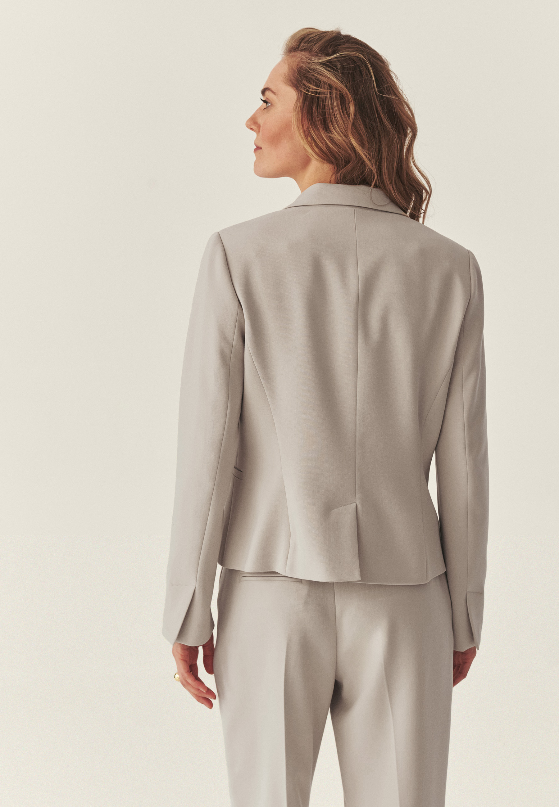 KRÓTKI ŻAKIET Z BIŻUTERYJNYM GUZIKIEM - MERTE BEŻOWY 2