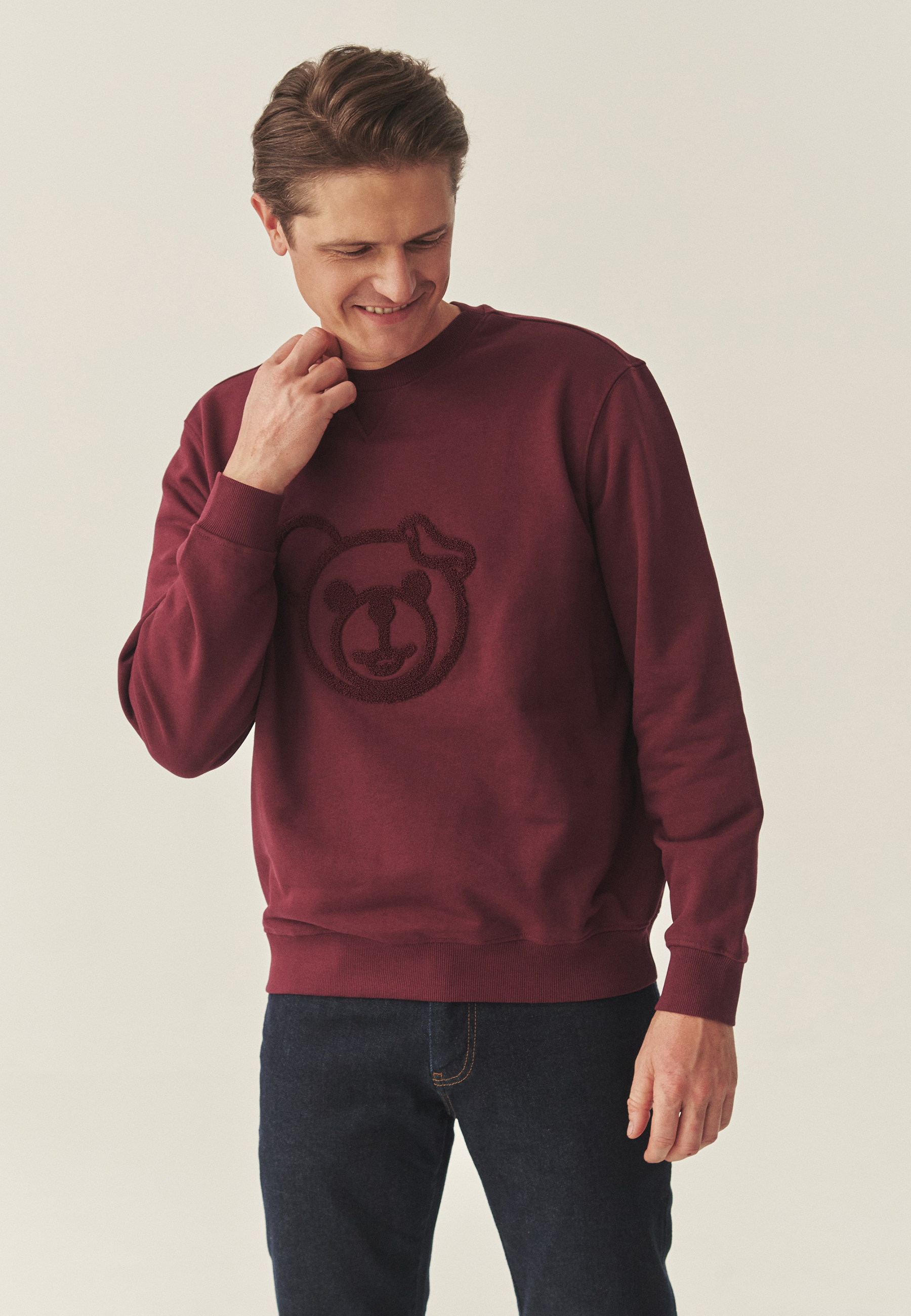 DZIANINOWA BLUZA MĘSKA Z MOTYWEM MISIA USZATKA — STEEVE CZERWONY 2