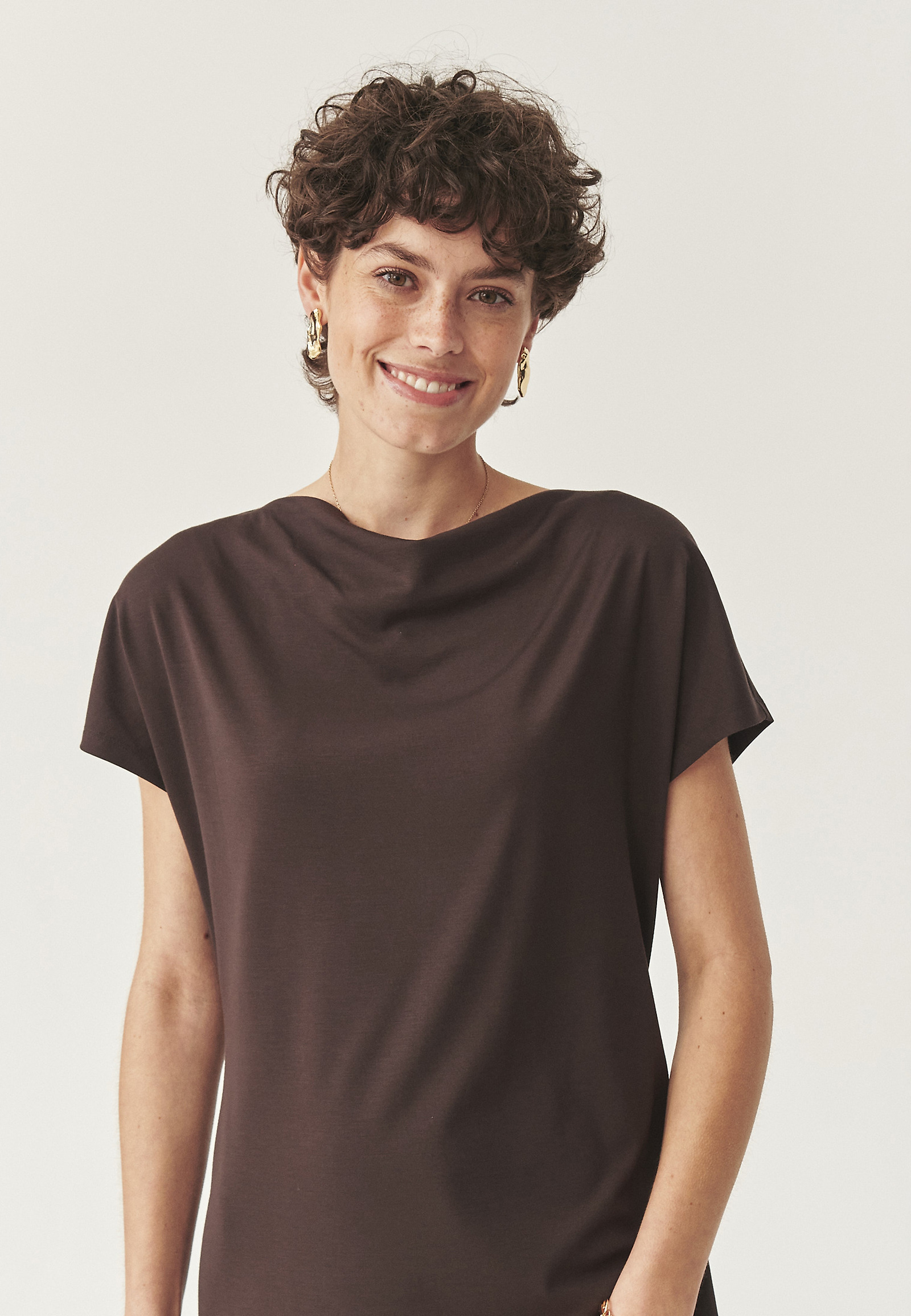 ŠTÝLOVÉ ŠATY S VODOPÁDOVÝM VÝSTRIHOM - ZORIMAX 1 ŠTÝLOVÉ ŠATY S VODOPÁDOVÝM VÝSTRIHOM - ZORIMAX 1 HNEDÁ 113717