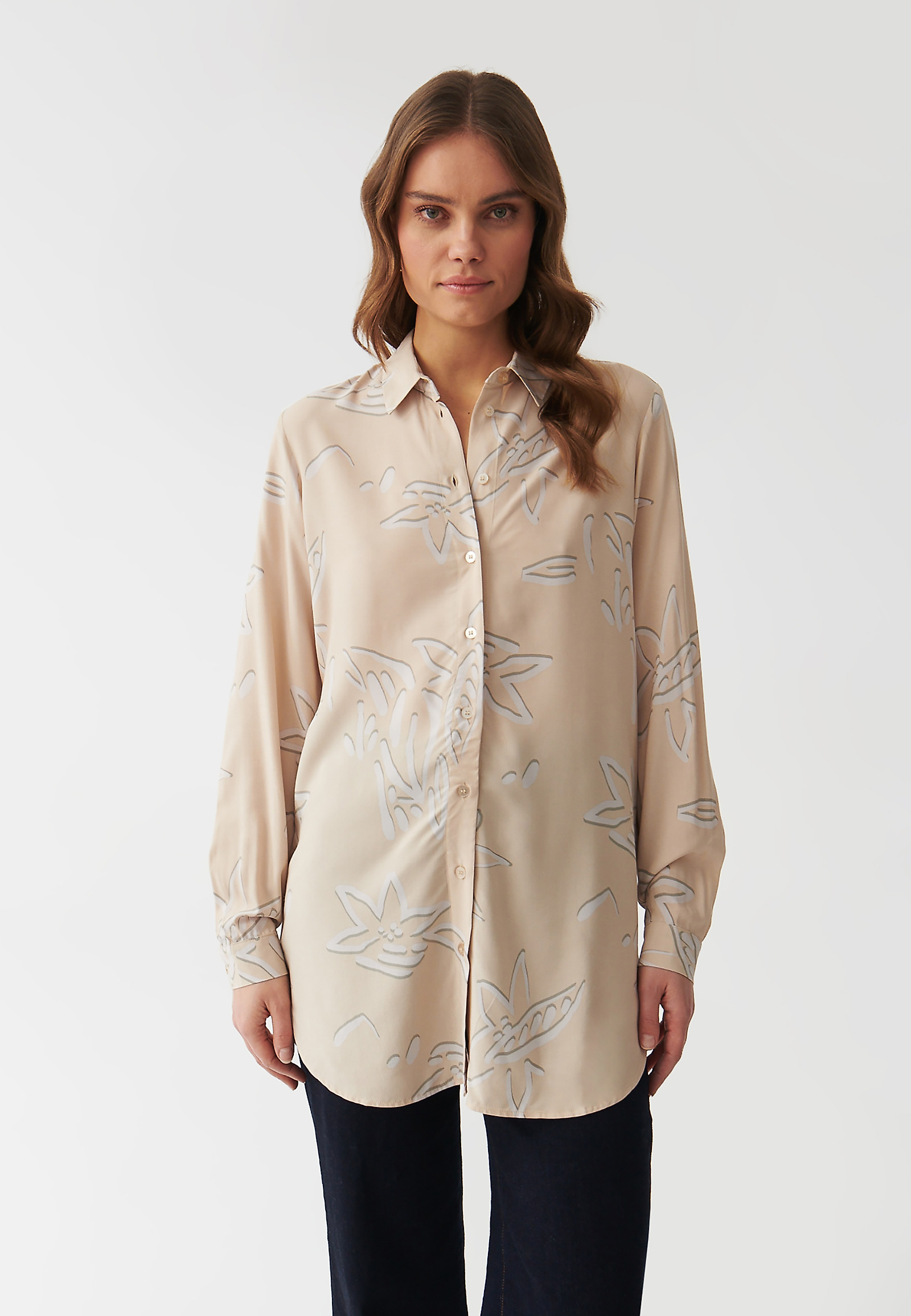 DÁMSKÁ KOŠILOVÁ TUNIKA S MODERNÍM KVĚTINOVÝM POTISKEM - LIBU DÁMSKÁ KOŠILOVÁ TUNIKA S MODERNÍM KVĚTINOVÝM POTISKEM - LIBU VÍCEBAREVNÝ 95884