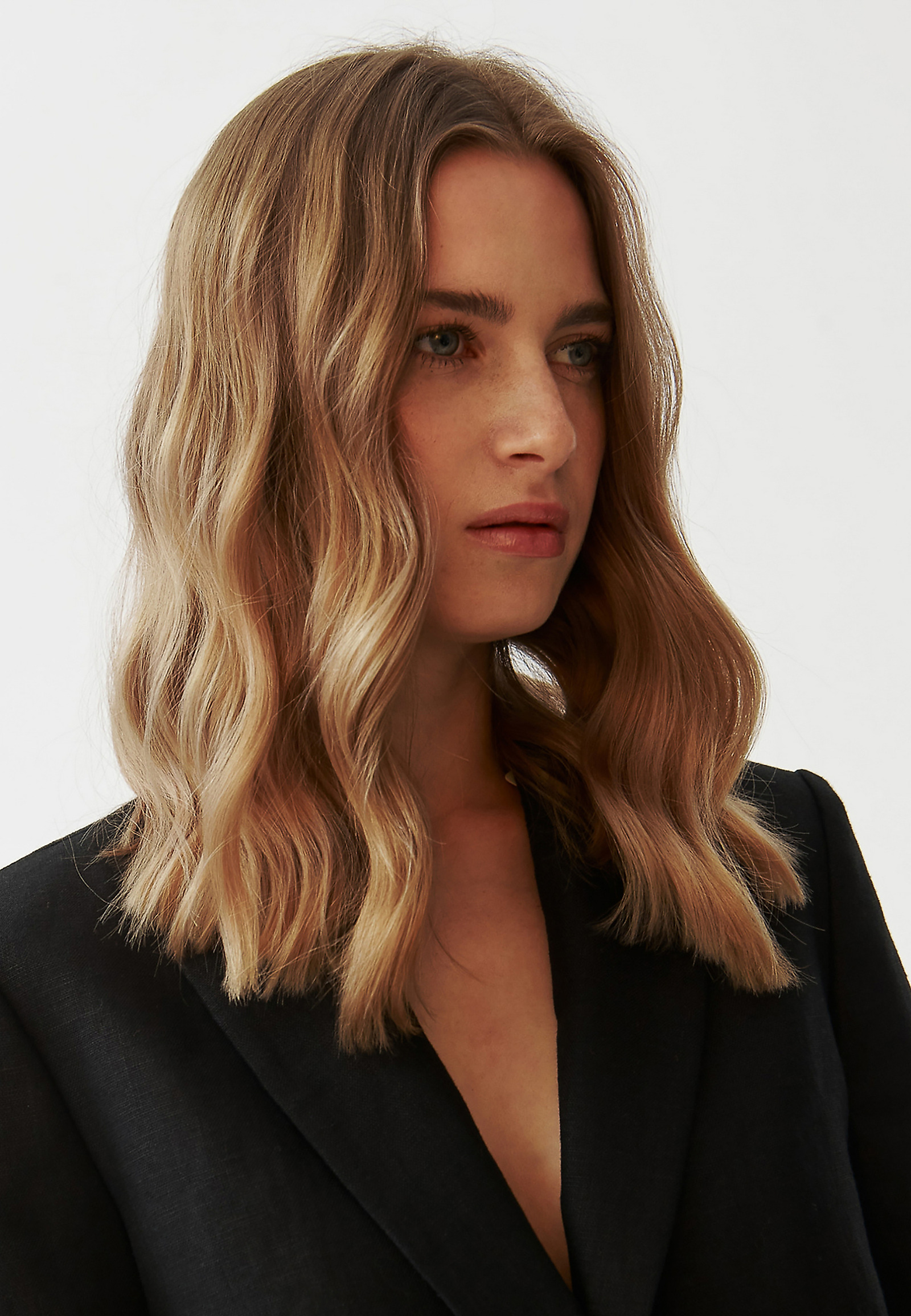 STYLOWY TKANINOWY ŻAKIET JEDNORZĘDOWY - LAMIA 2 STYLOWY TKANINOWY ŻAKIET JEDNORZĘDOWY - LAMIA 2 CZARNY 96721