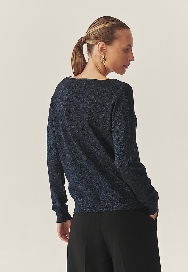 KLASYCZNY DAMSKI SWETER Z DEKOLTEM TYPU „V” I BŁYSZCZĄCĄ PRZĘDZĄ — FLARE KLASYCZNY DAMSKI SWETER Z DEKOLTEM TYPU „V” I BŁYSZCZĄCĄ PRZĘDZĄ — FLARE GRANATOWY 3