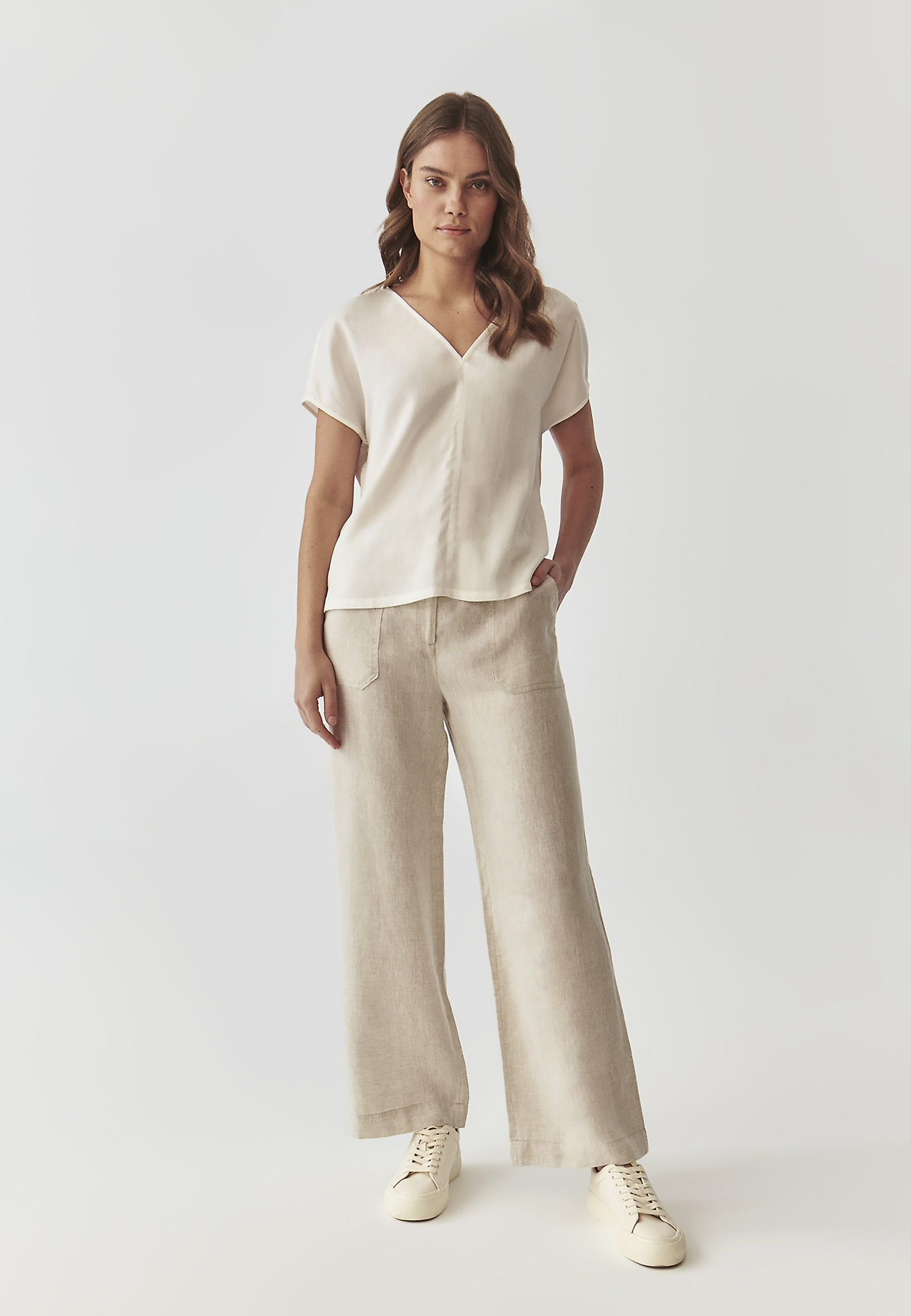 HÖLGYBLOUSE V-ALAKÚ NYAKKIVÁGÁSSAL - SIRO HÖLGYBLOUSE V-ALAKÚ NYAKKIVÁGÁSSAL - SIRO EKRÜ 98511