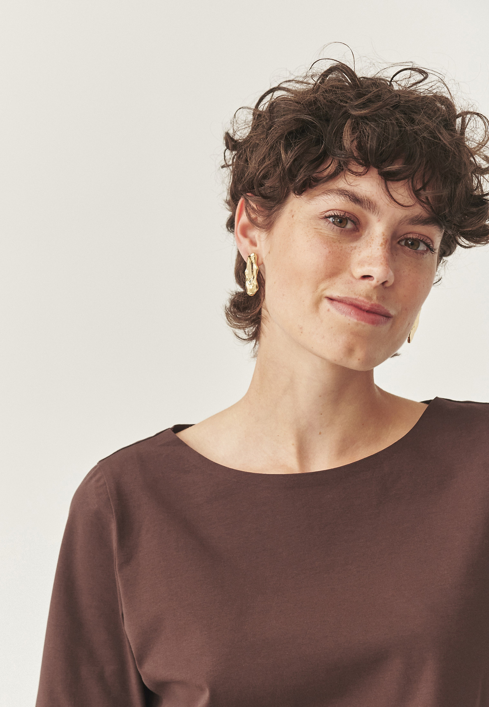 KLASICKÁ BAVLNENÁ BLÚZKA - MIKAJO KLASICKÁ BAVLNENÁ BLÚZKA - MIKAJO HNEDÁ 113592