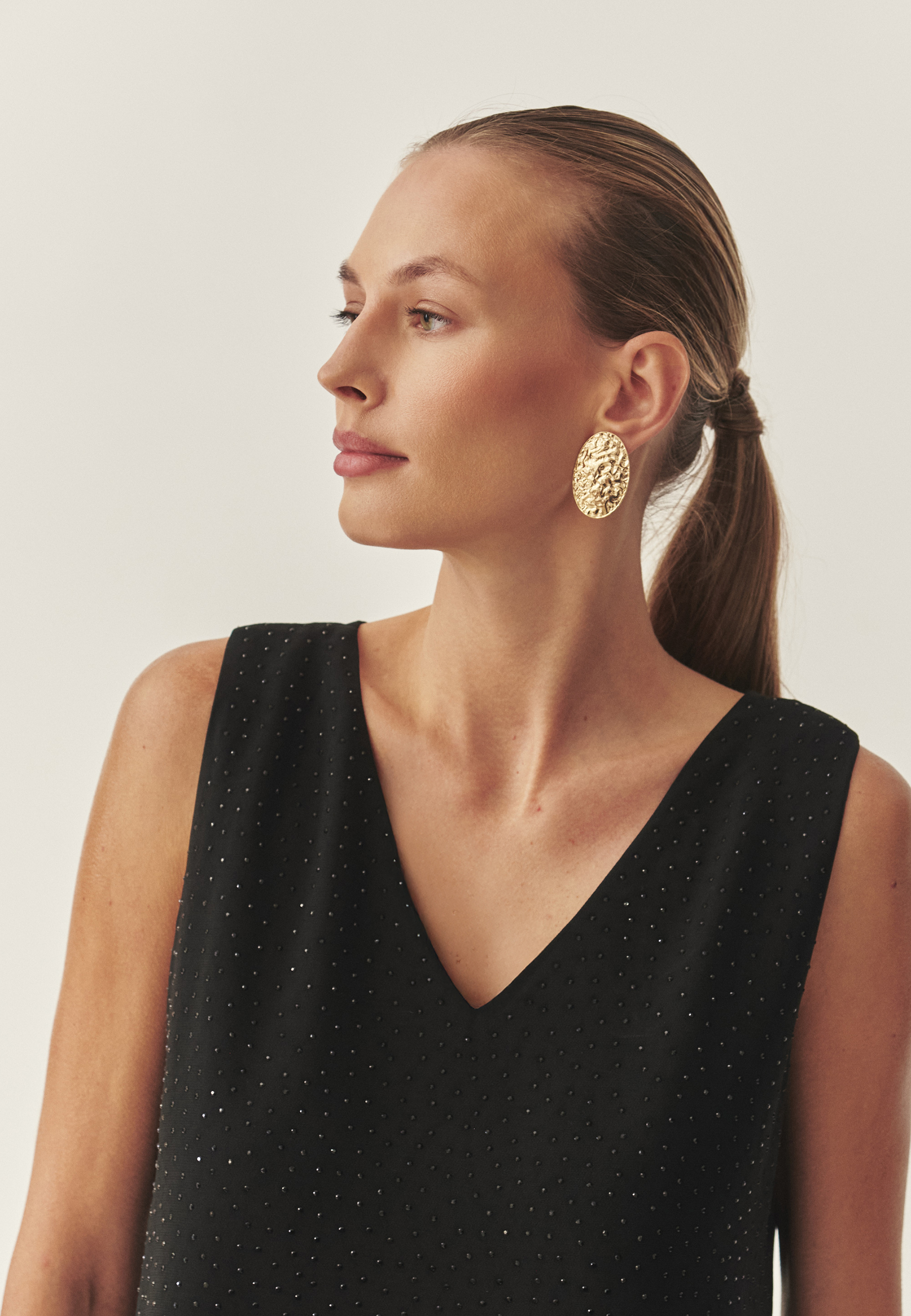 TKANINOWA BLUZKA DAMSKA Z CEKINAMI — SERKONI CZARNY 2