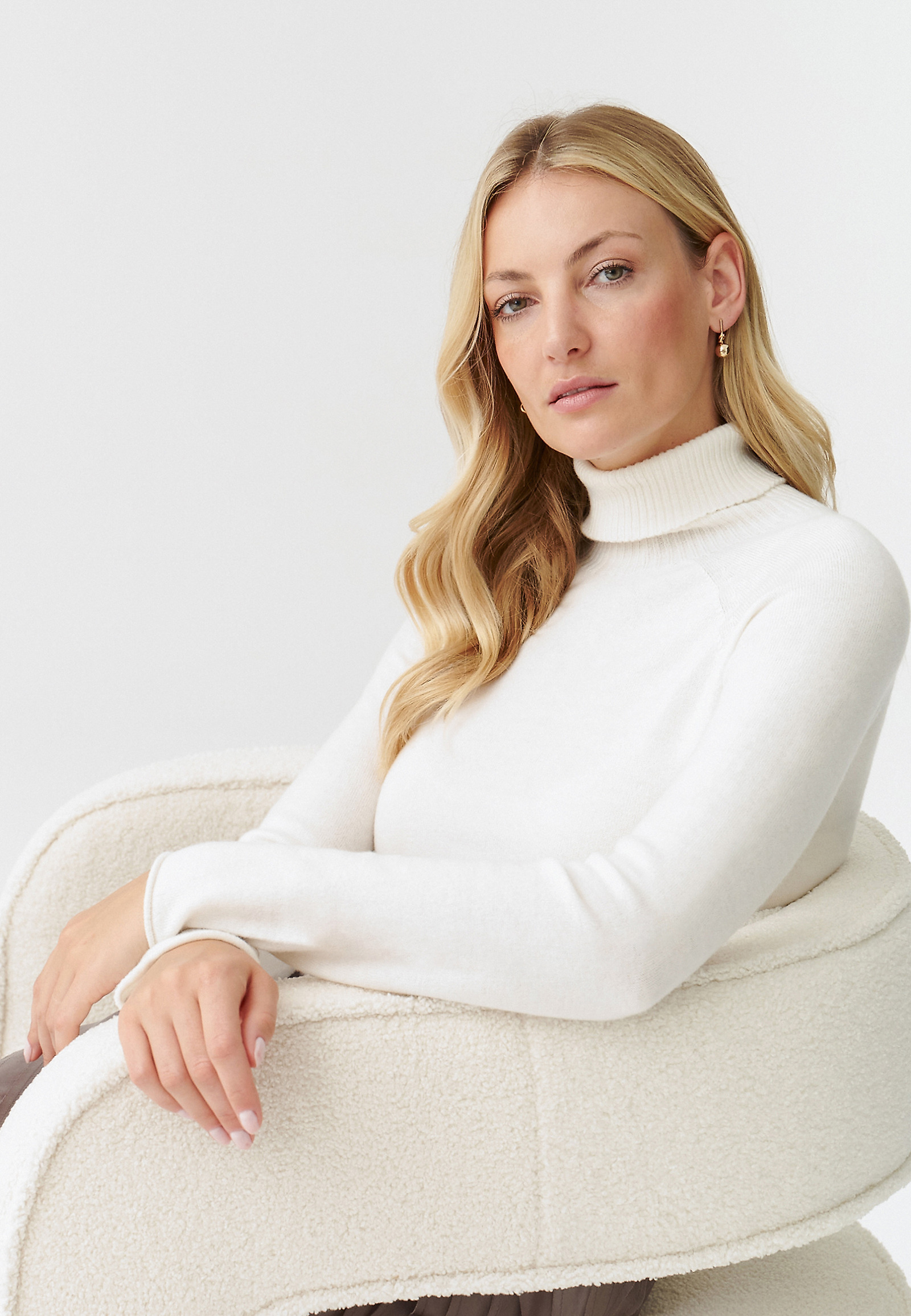 KLASYCZNY SWETER DAMSKI Z GOLFEM Z WEŁNY MERINO KONGA 1 KLASYCZNY SWETER DAMSKI Z GOLFEM Z WEŁNY MERINO KONGA 1 ECRU 74848