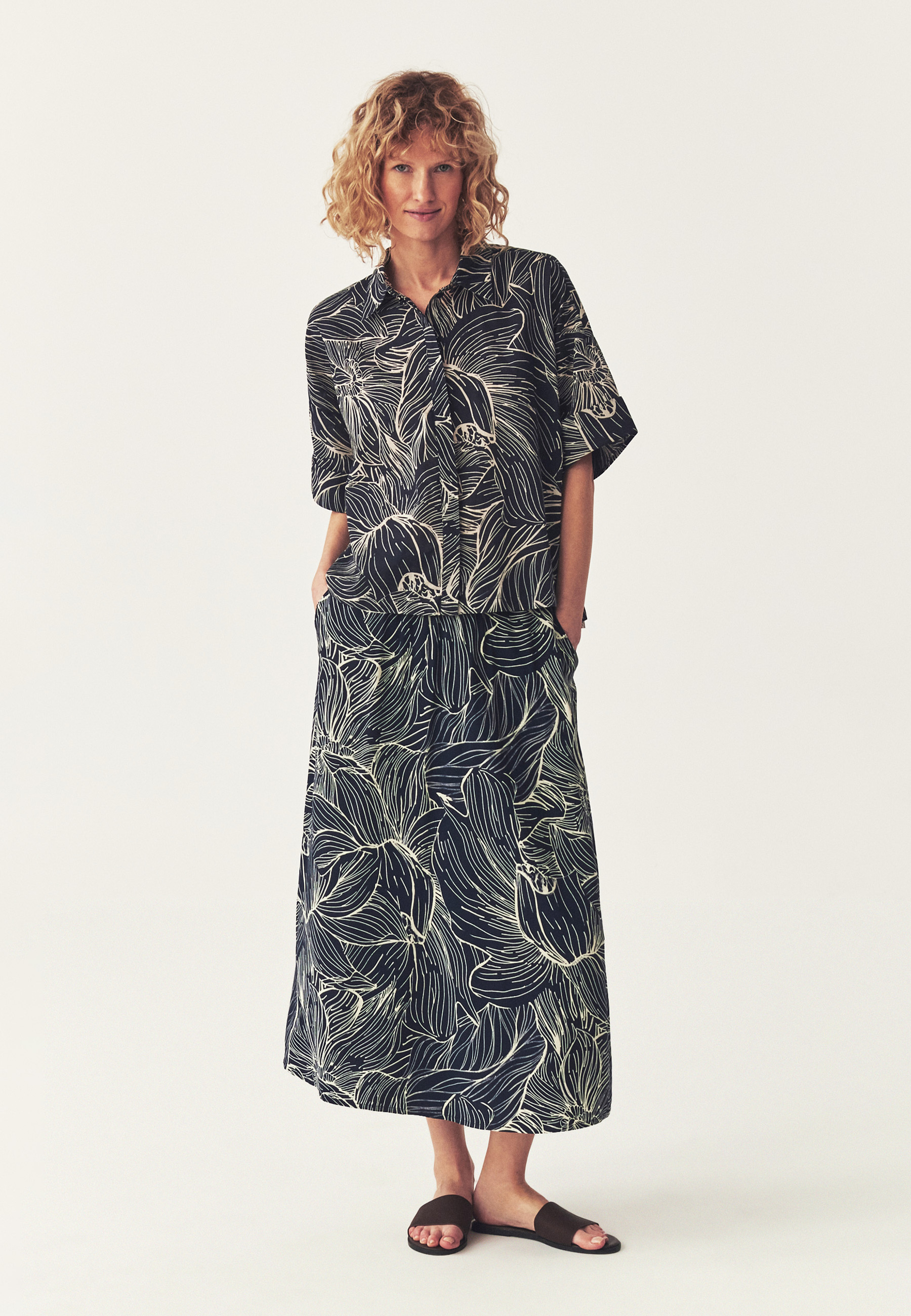 WZORZYSTA SPÓDNICA Z WISKOZY LENZING™ ECOVERO™ - SANDO GRANATOWY 2