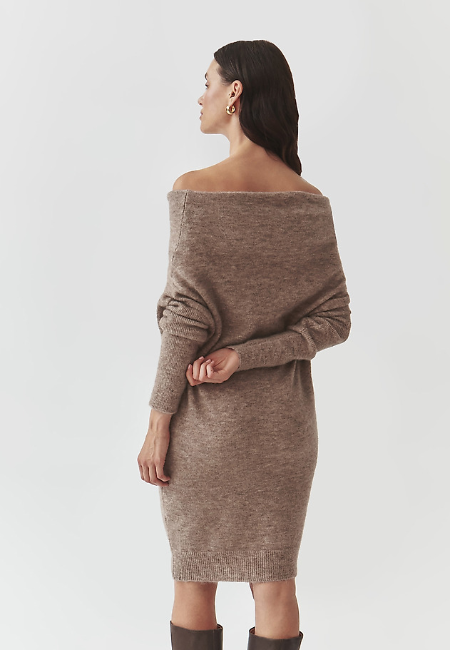 LADIES' DRESS IN YARN WITH A ‘WATER’ NECKLINE — AWATI LADIES' DRESS IN YARN WITH A ‘WATER’ NECKLINE — AWATI BEŻOWY 4