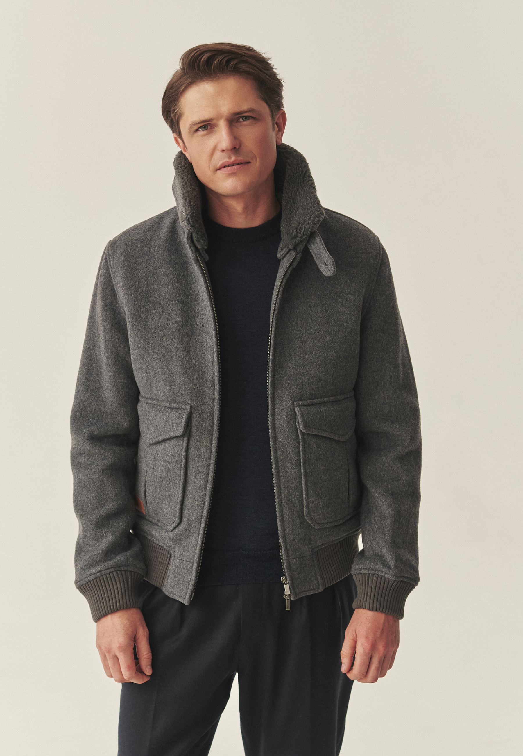 TKANINOWA KURTKA MĘSKA ZE STÓJKĄ I DUŻYMI KIESZENIAMI — MILES SZARY 2