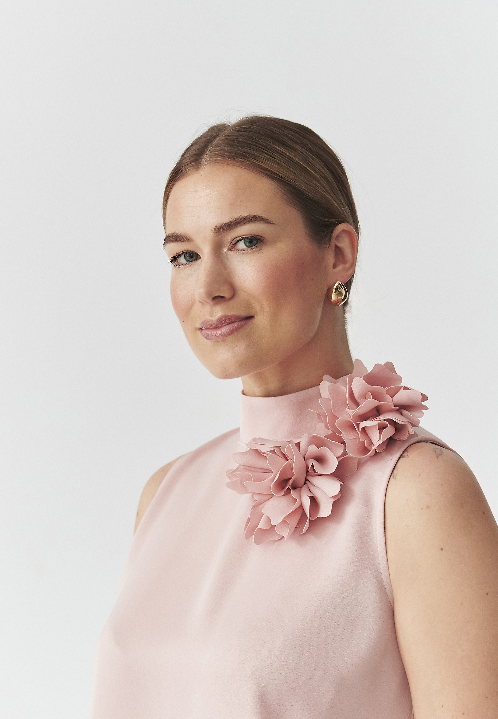 WOVEN BLOUSE WITH FLORAL MOTIF — FLORIANA WOVEN BLOUSE WITH FLORAL MOTIF — FLORIANA PINK 109040