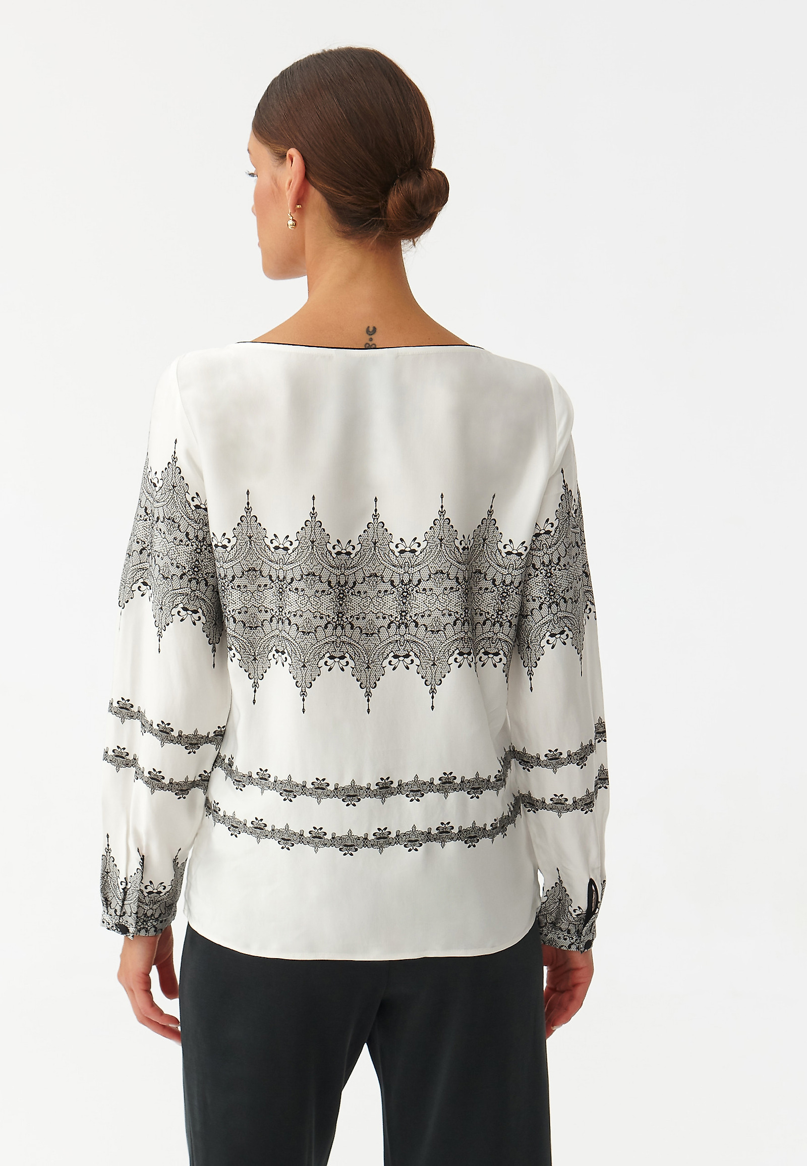 WZORZYSTA DAMSKA BLUZKA TKANINOWA Z DŁUGIM RĘKAWEM ALIANNA WZORZYSTA DAMSKA BLUZKA TKANINOWA Z DŁUGIM RĘKAWEM ALIANNA MULTIKOLOR 92488