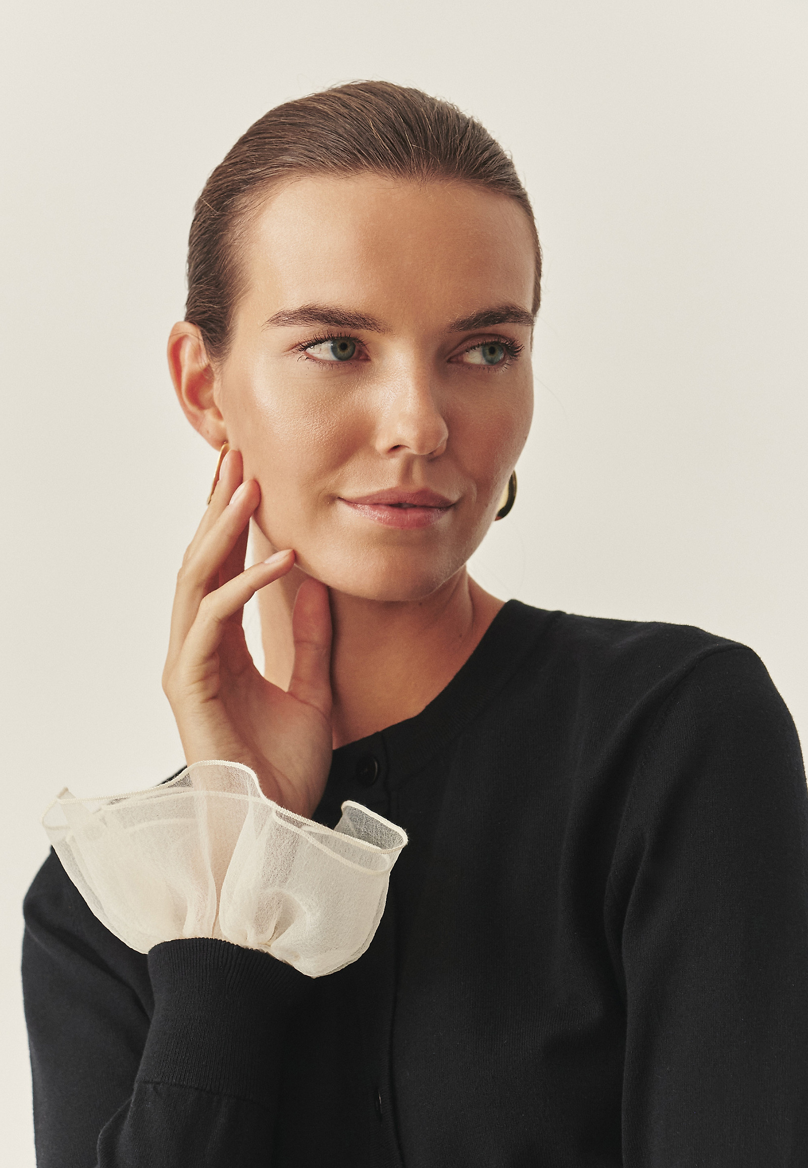 SWETER DAMSKI Z ODPINANYM MANKIETEM - ELIZABETH SWETER DAMSKI Z ODPINANYM MANKIETEM - ELIZABETH CZARNY 118342