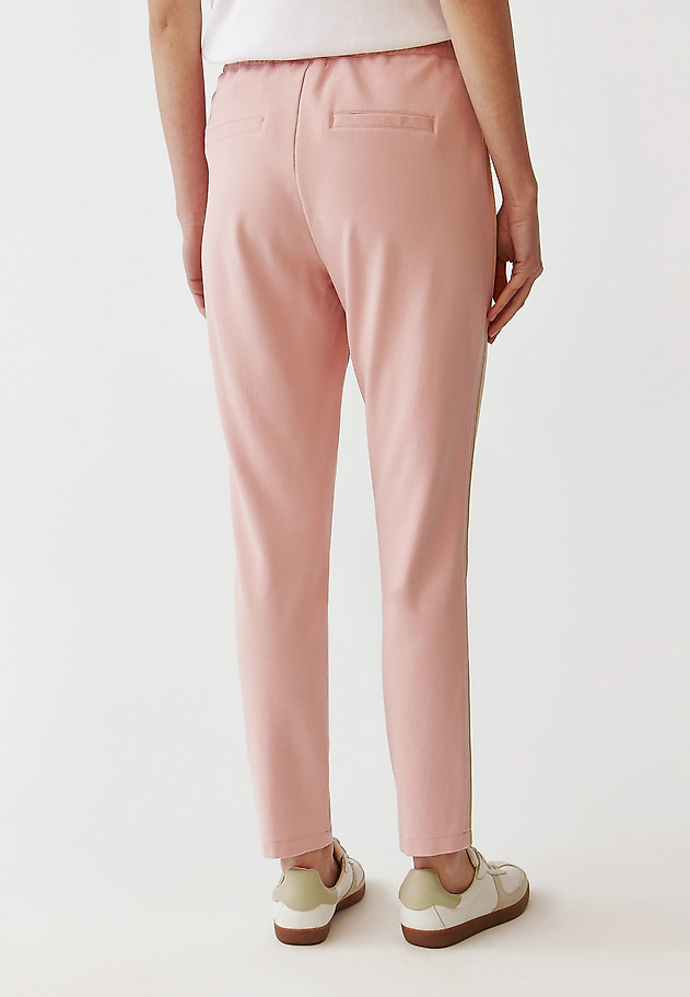 LADIES’ TROUSERS WITH CONTRASTING STRIPES - LAMIKO 1 LADIES’ TROUSERS WITH CONTRASTING STRIPES - LAMIKO 1 RÓŻOWY 3