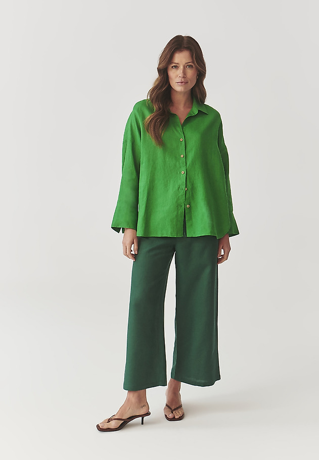 LADIES’ LINEN SHIRT WITH COCONUT BUTTONS - MANDRAGIA 3 LADIES’ LINEN SHIRT WITH COCONUT BUTTONS - MANDRAGIA 3 ZIELONY 2